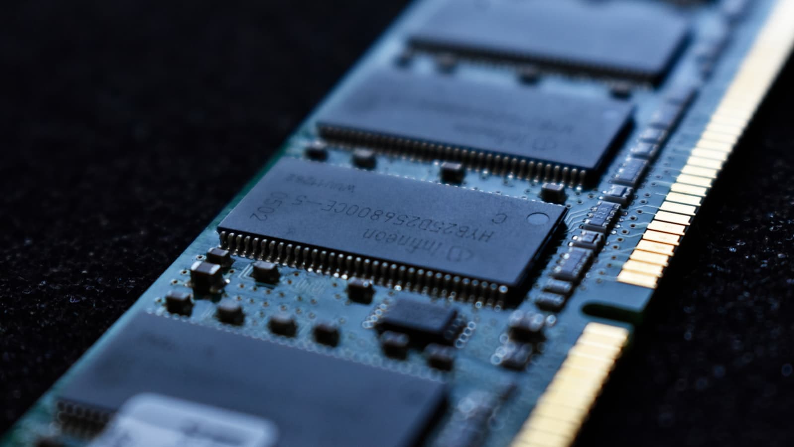 Vue macro d'une barrette de mémoire vive d'ordinateur et de ses puces alignées.