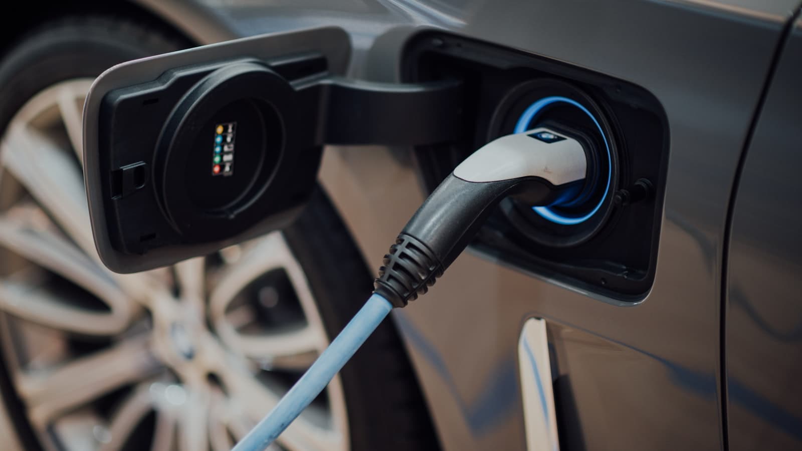 Câble de recharge branché sur une voiture électrique.