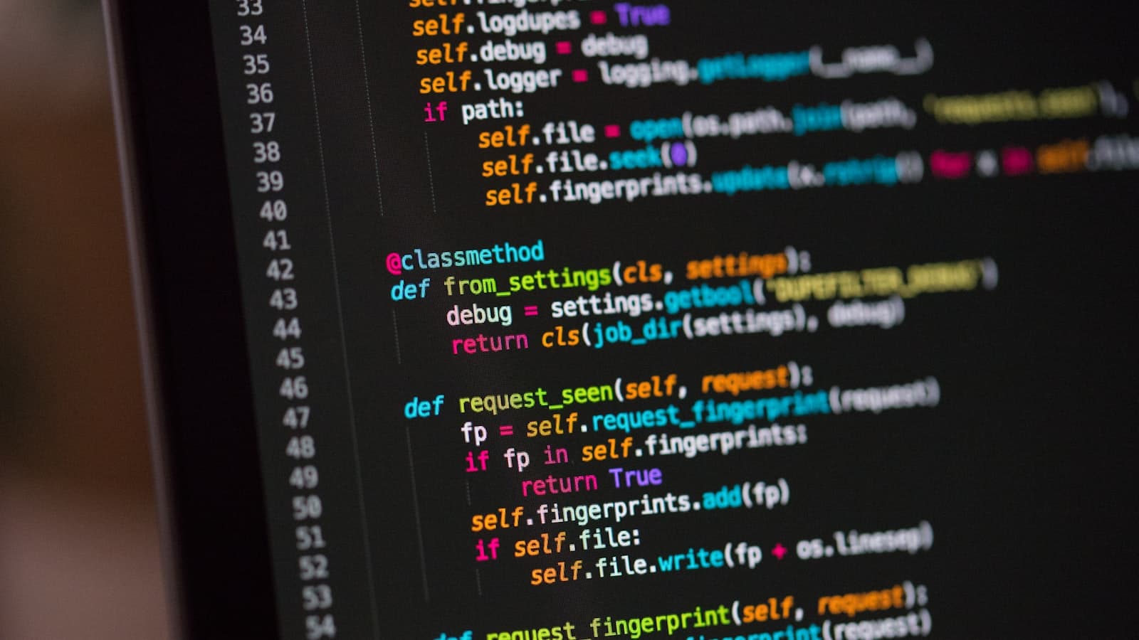 Un écran d'ordinateur affichant plusieurs dizaines de lignes de code colorées.