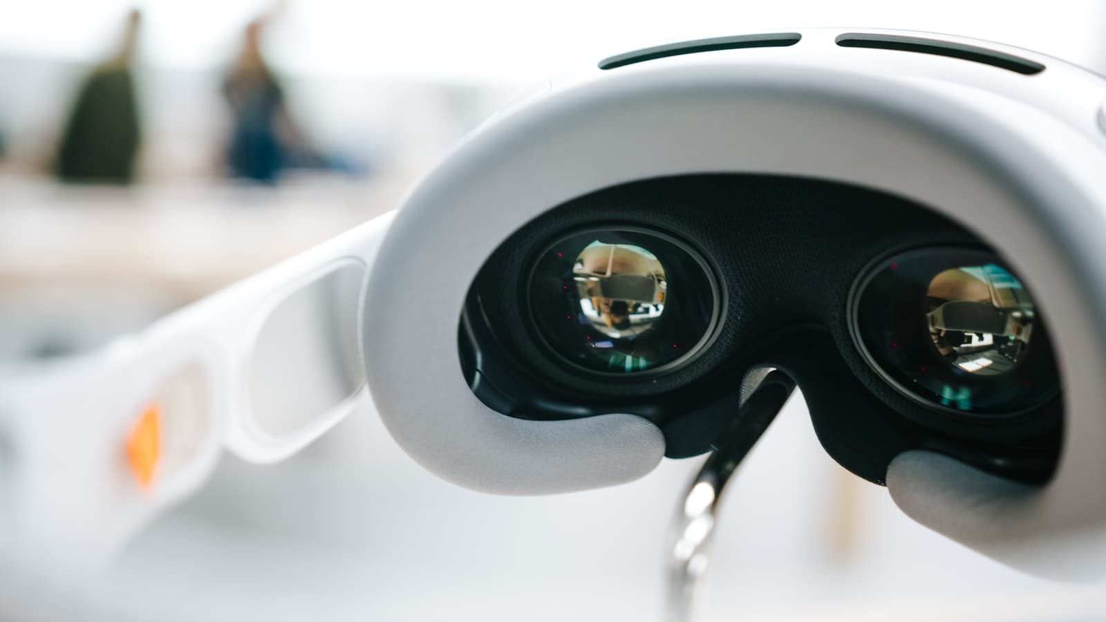 Gros plan sur une paire de lunettes équipée d'un petit module électronique.