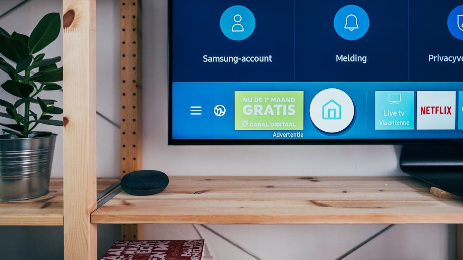 Un téléviseur à écran plat posé sur un meuble en bois dans un salon.