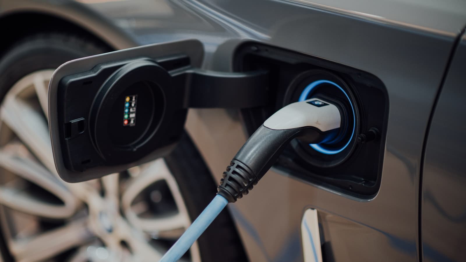 Câble de recharge branché sur la prise d'une voiture électrique.