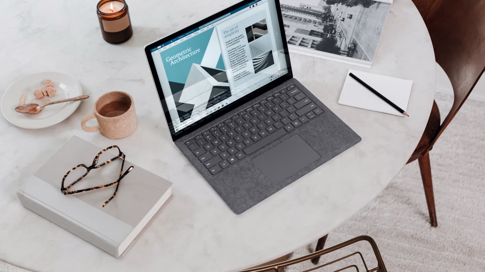 Un ordinateur portable Surface ouvert sur une table de bureau.