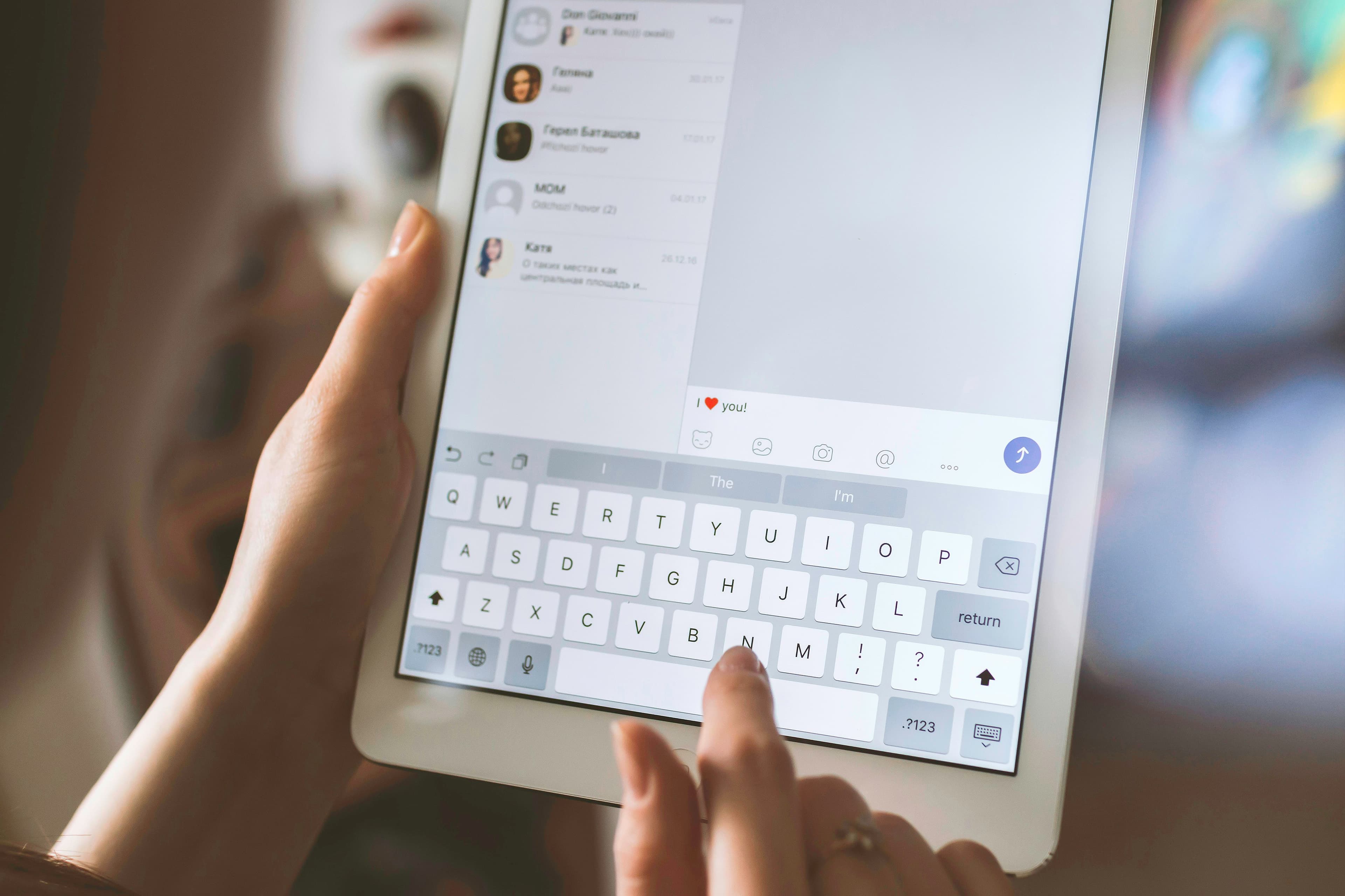 Personne utilisant une tablette iPad blanche