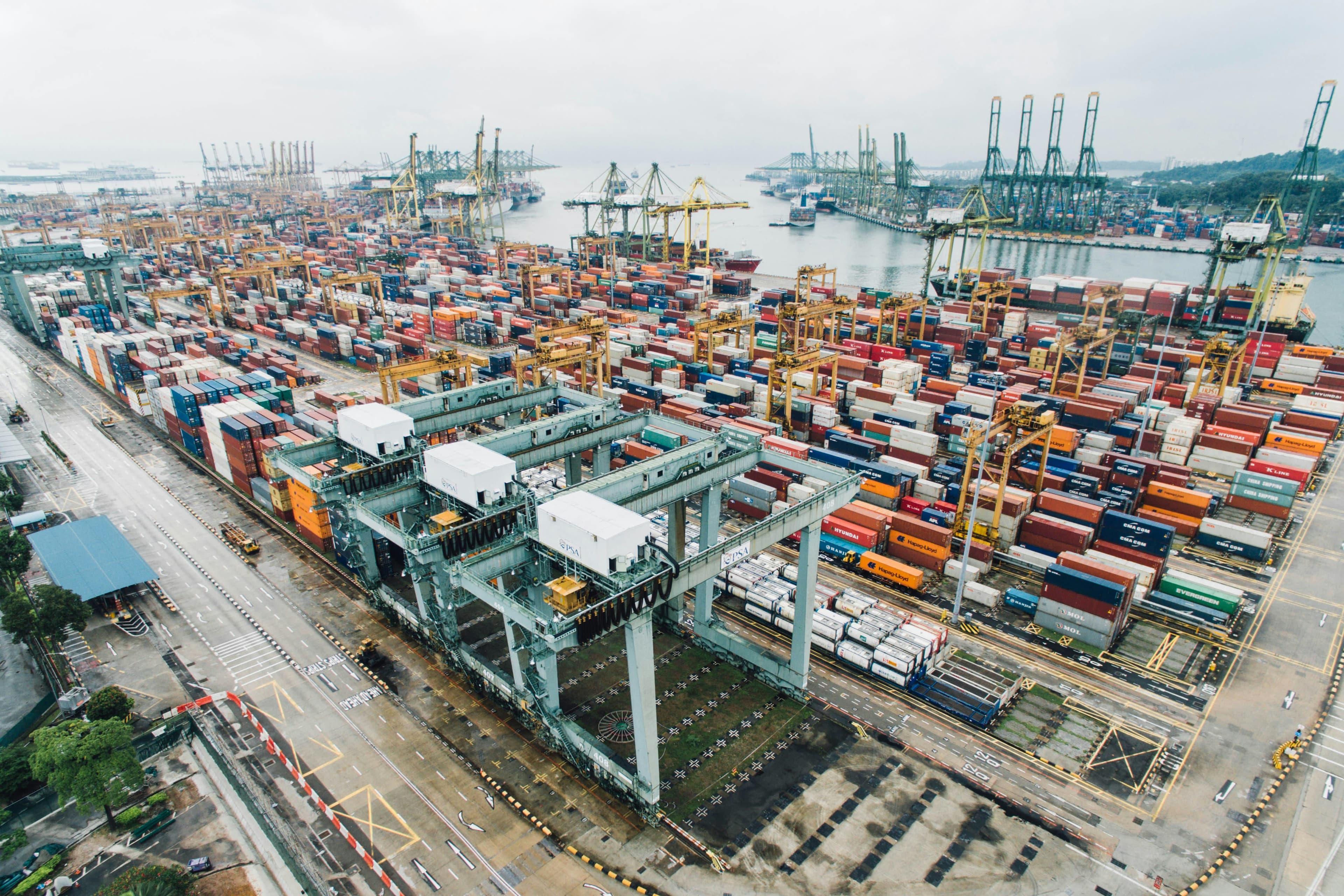Vue aérienne d'un terminal portuaire à conteneurs avec grues de chargement