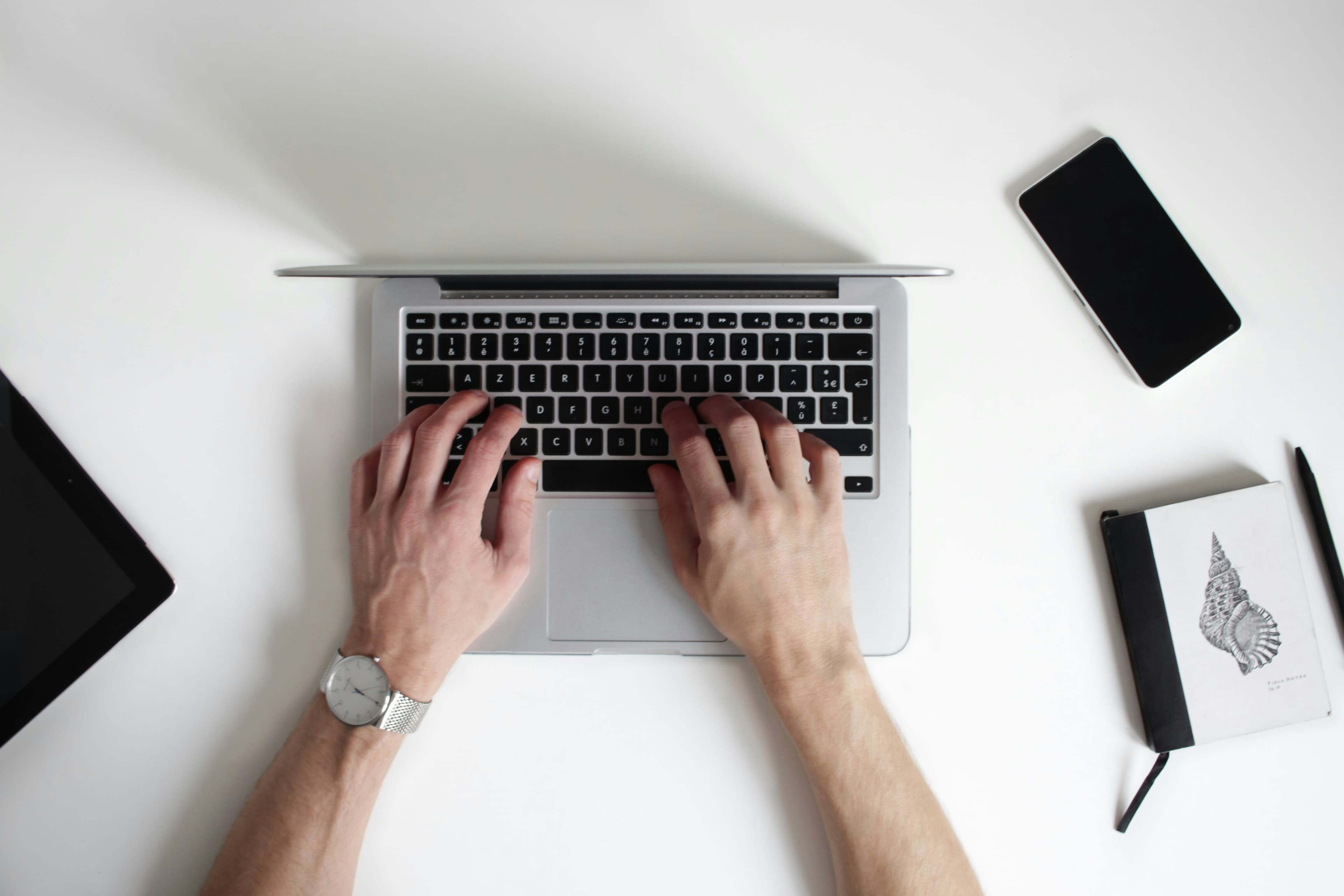 Ordinateur portable MacBook Pro ouvert sur une table
