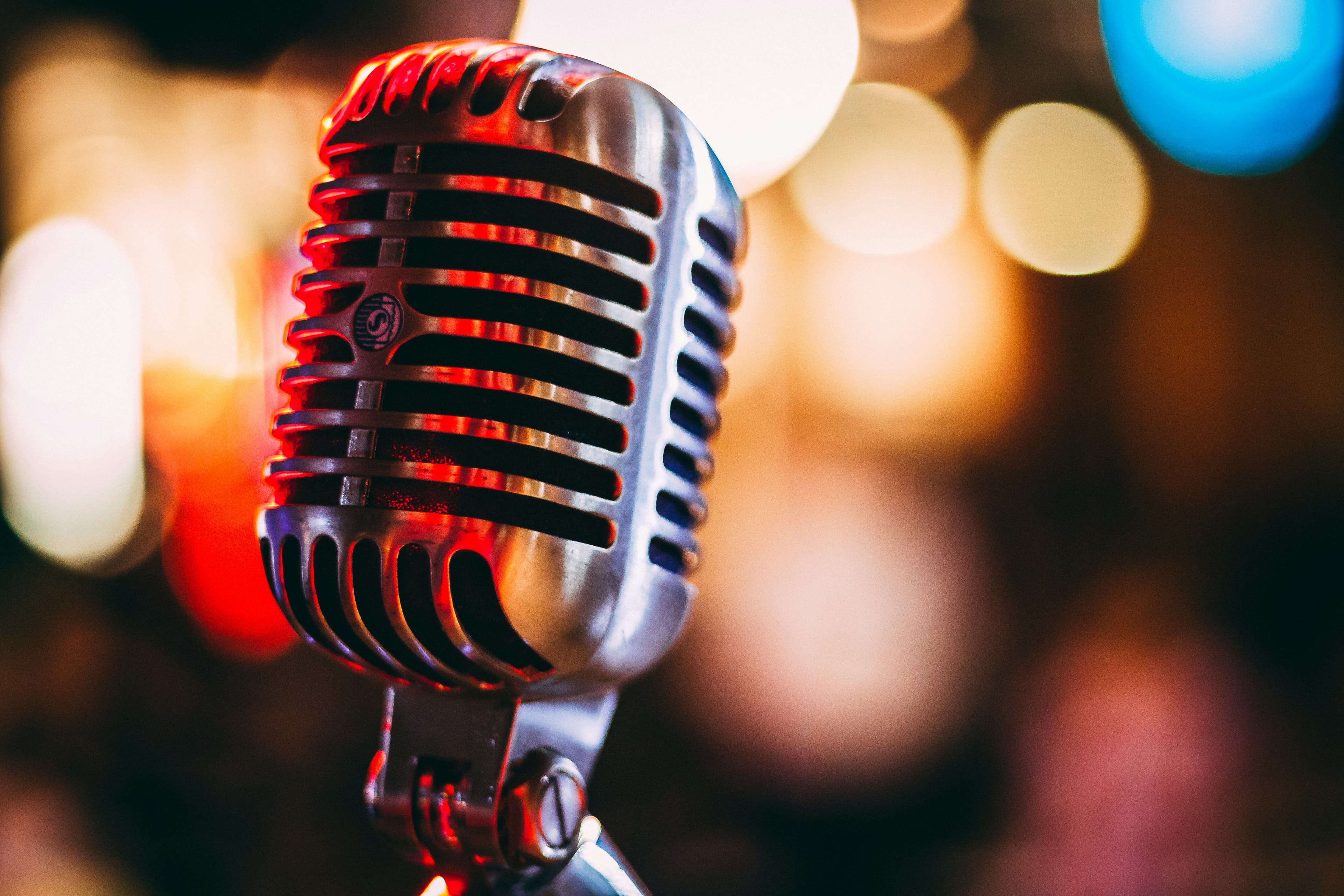 Microphone à condensateur photographié en gros plan, symbole de l'enregistrement vocal