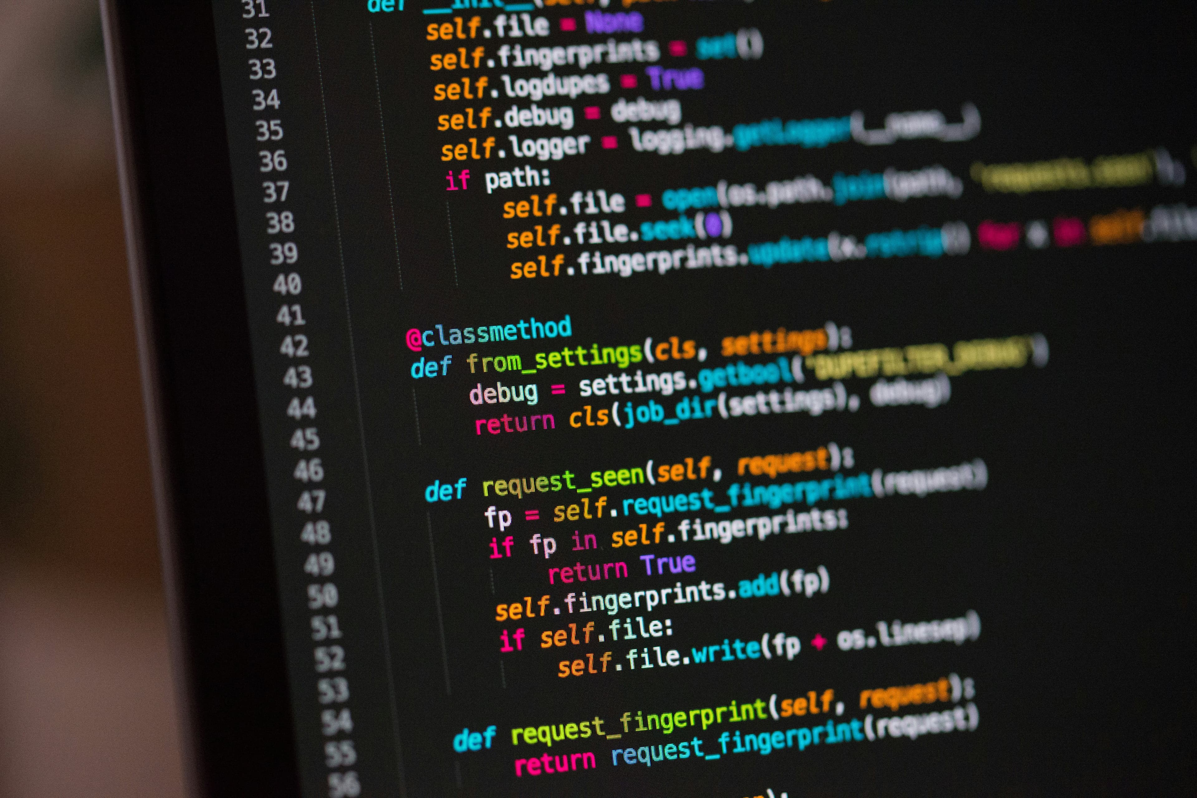 Écran d'ordinateur affichant des lignes de code