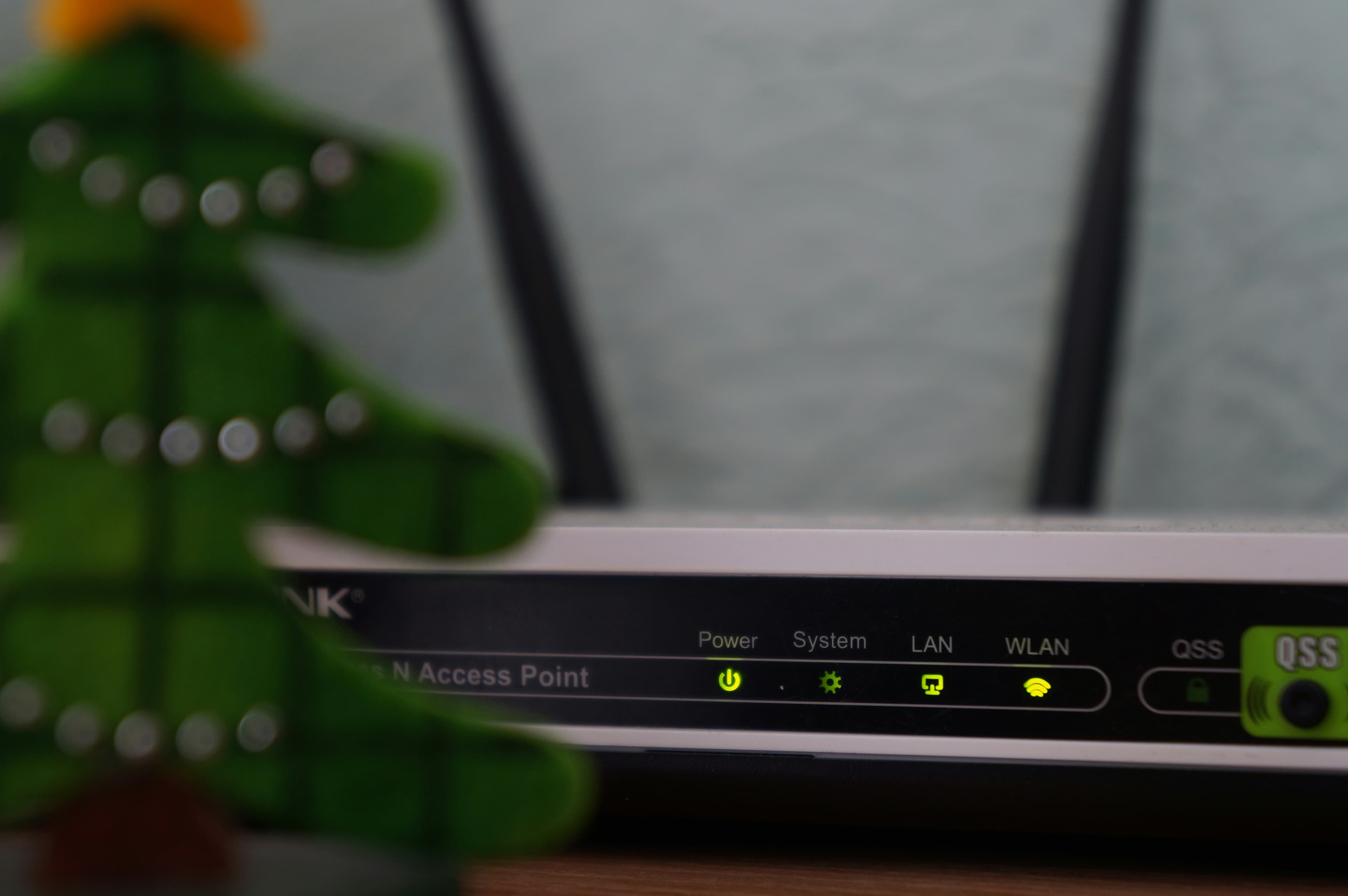 Routeur réseau avec câbles Ethernet branchés, vu de près