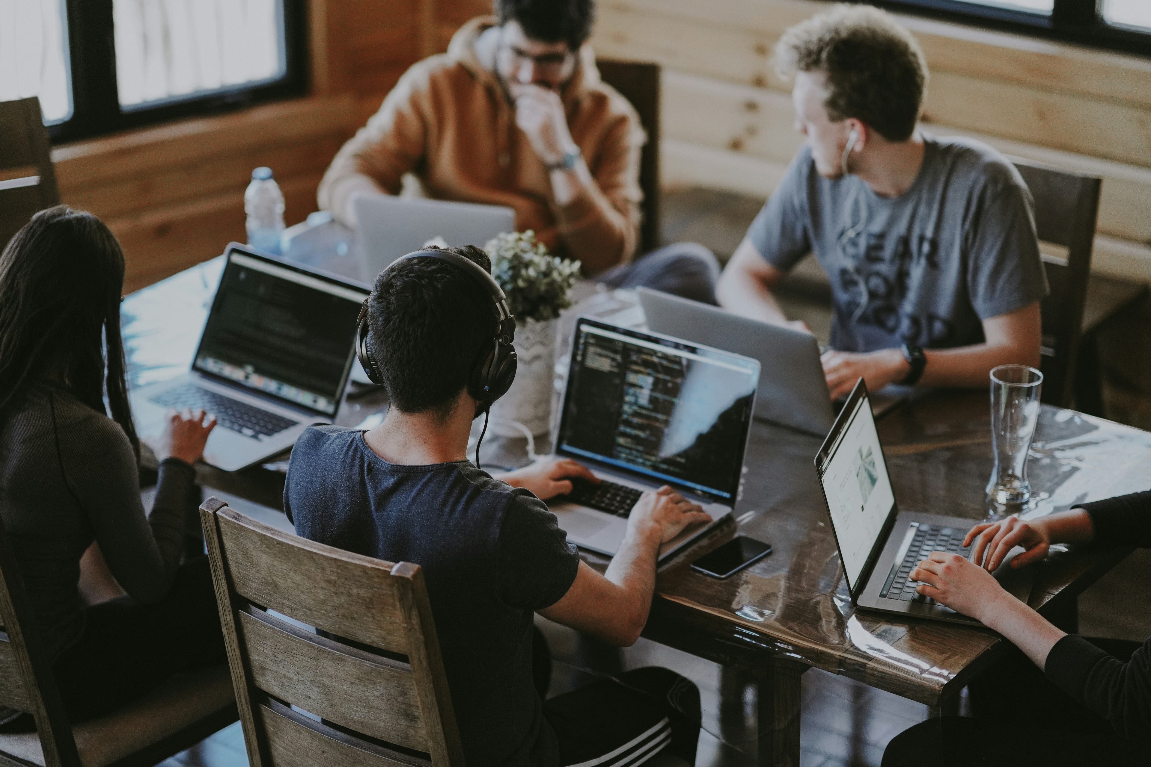 Groupe de personnes collaborant autour d'un ordinateur portable