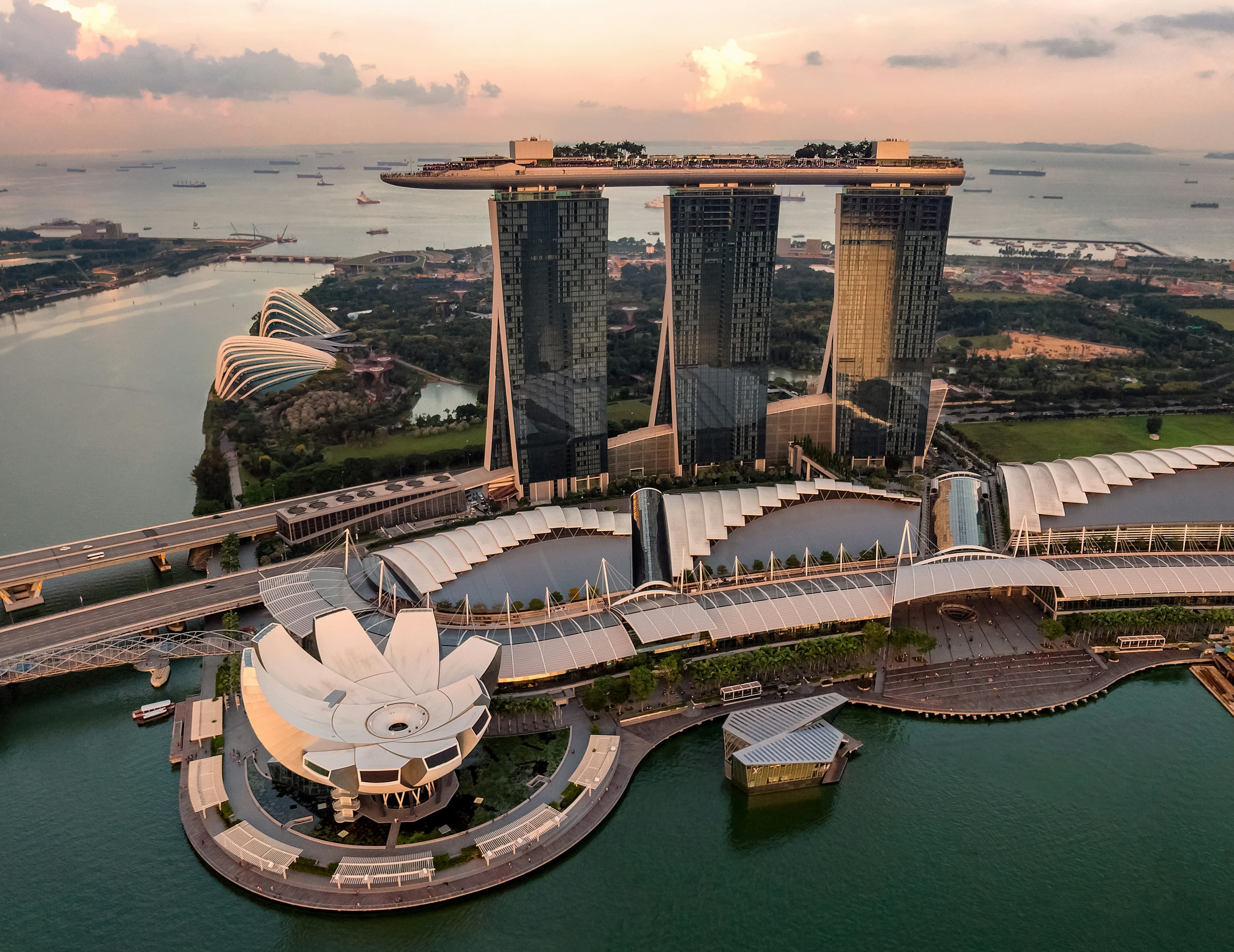 Vue aérienne de Marina Bay Sands et du quartier des affaires de Singapour au crépuscule
