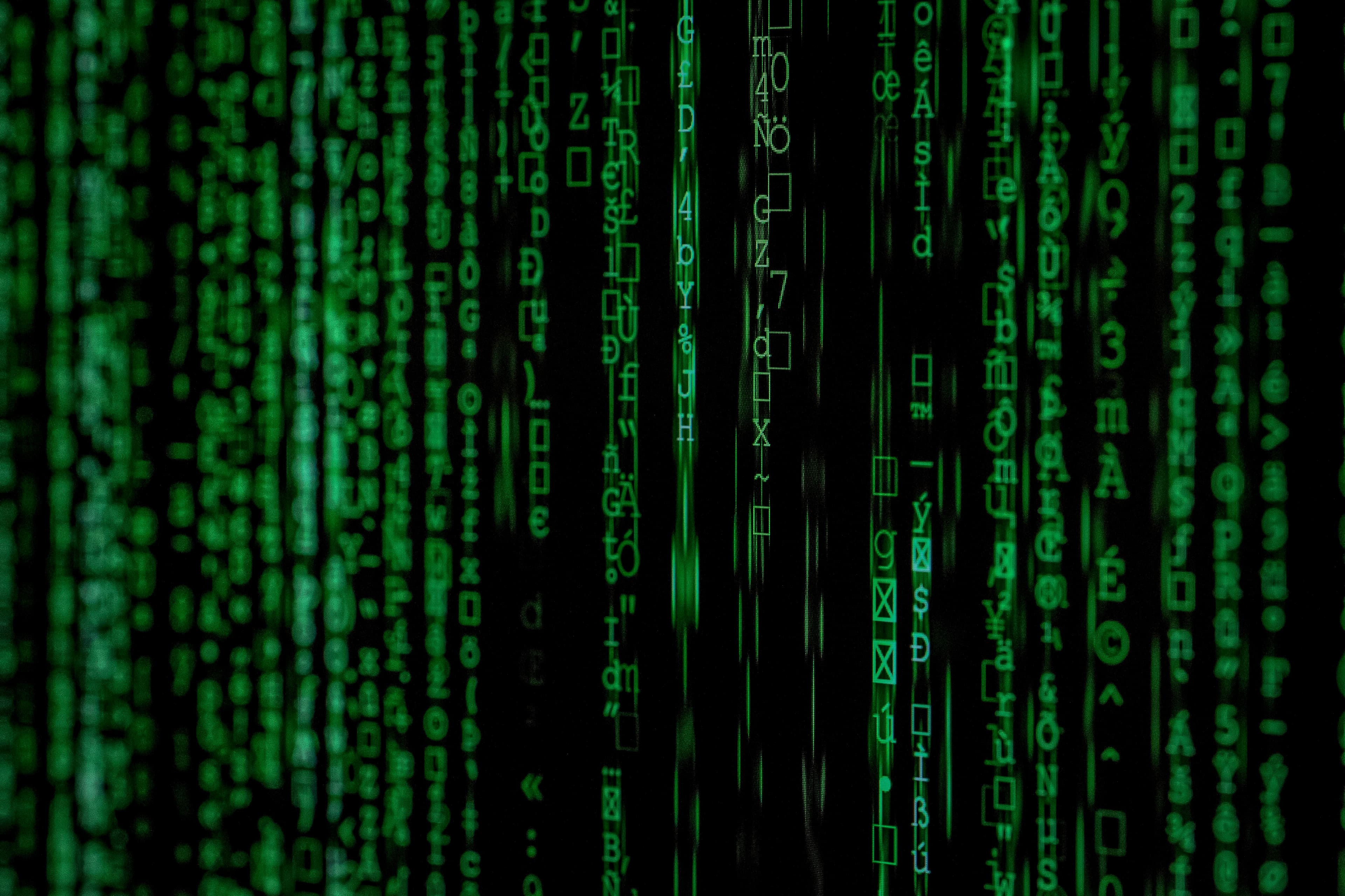 Lignes de code défilant en vert sur un écran sombre, façon matrice