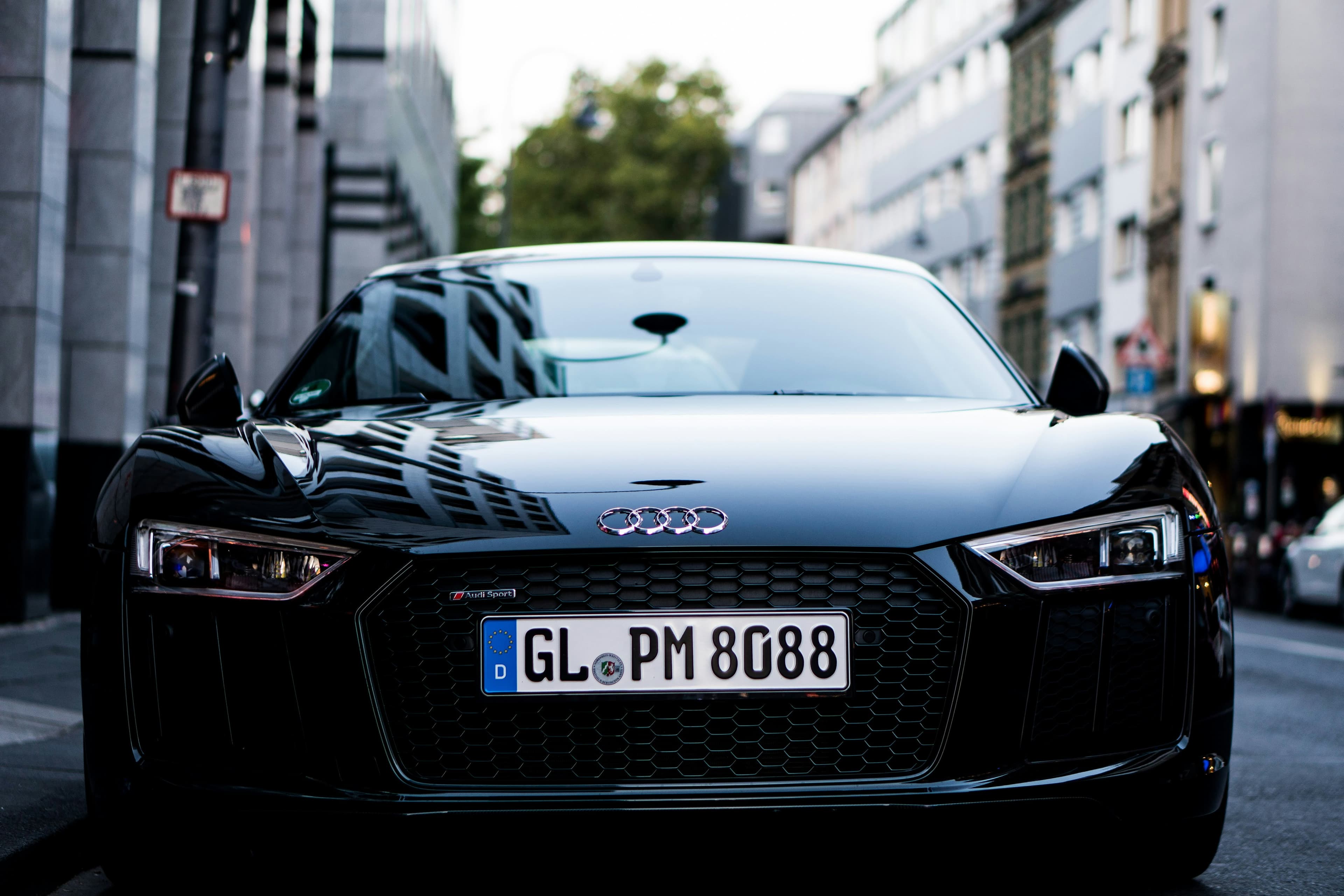 Voiture Audi noire photographiée sous un angle dynamique