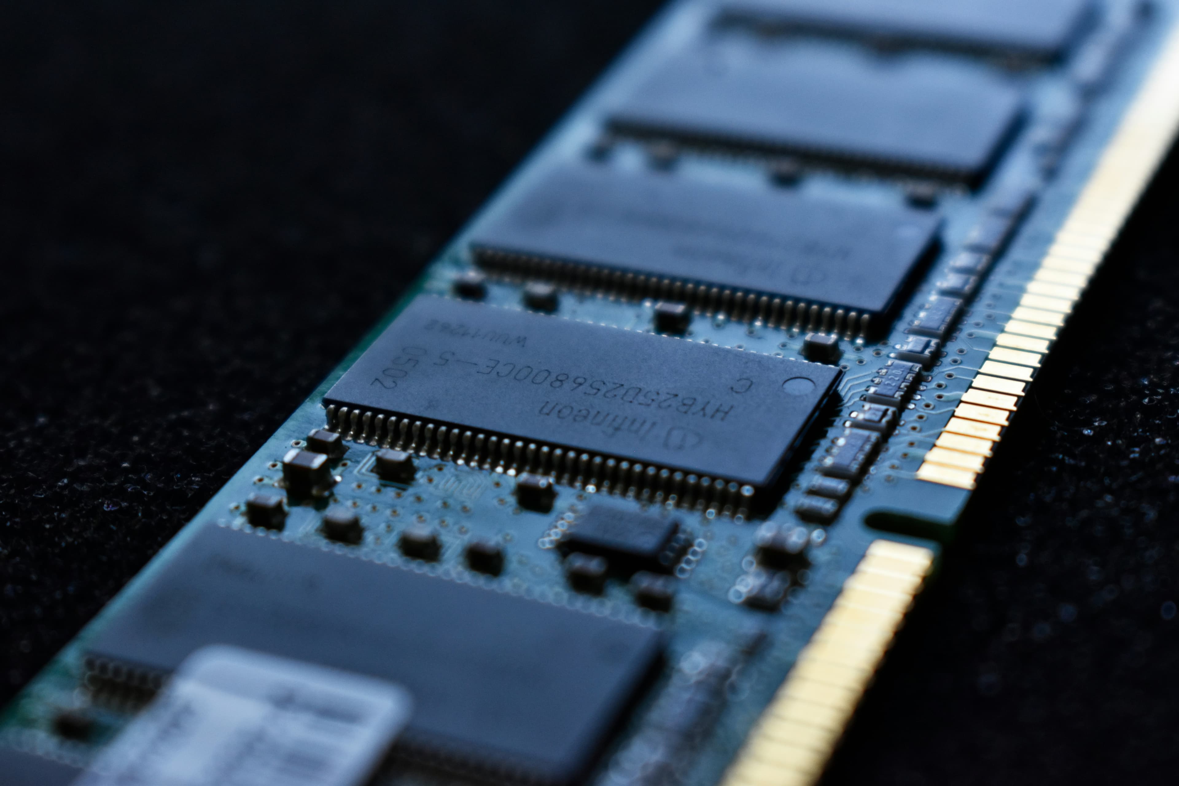 Gros plan sur des barrettes de mémoire vive d'ordinateur
