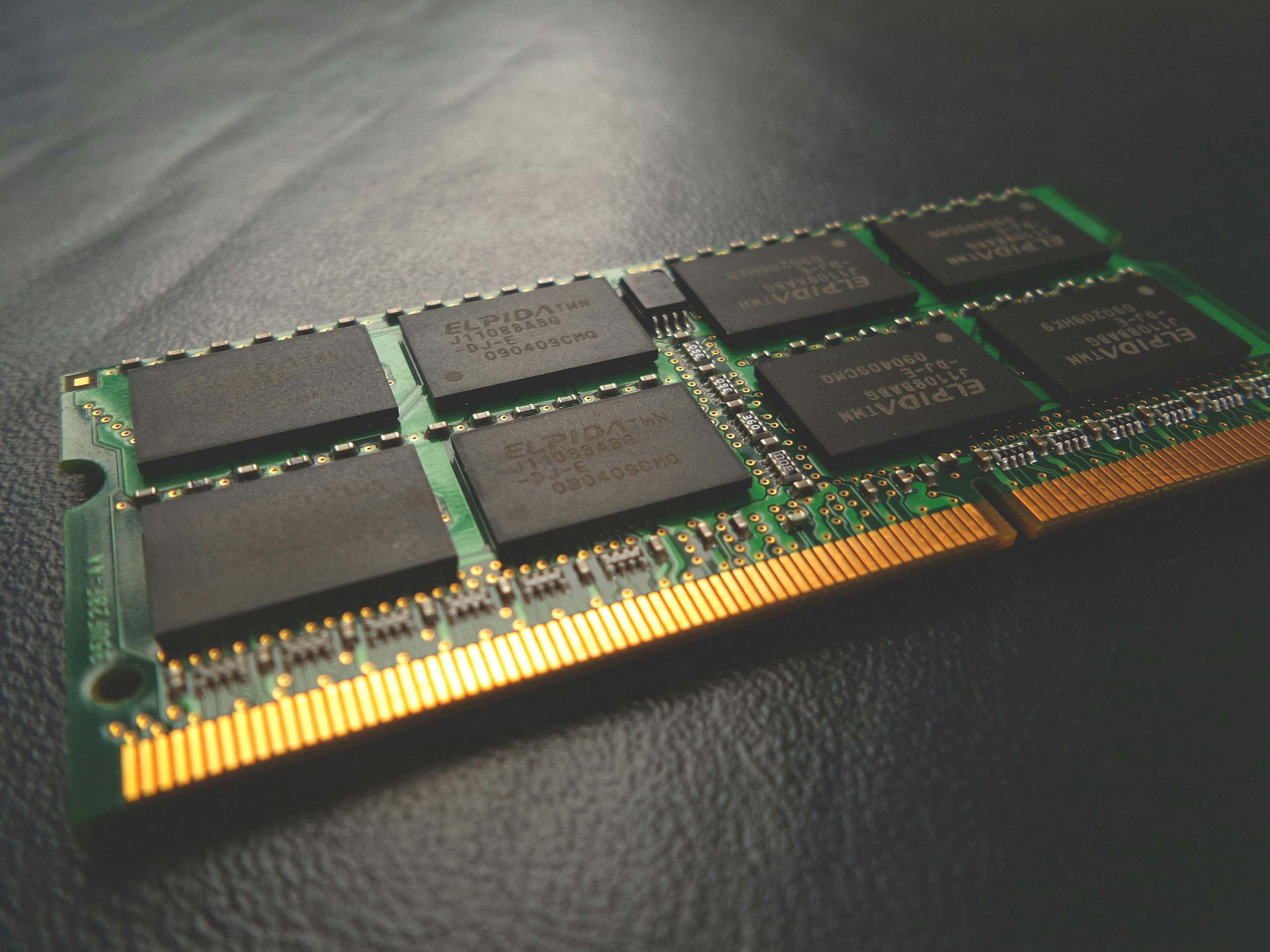 Barrette de mémoire vive SODIMM posée sur une surface claire