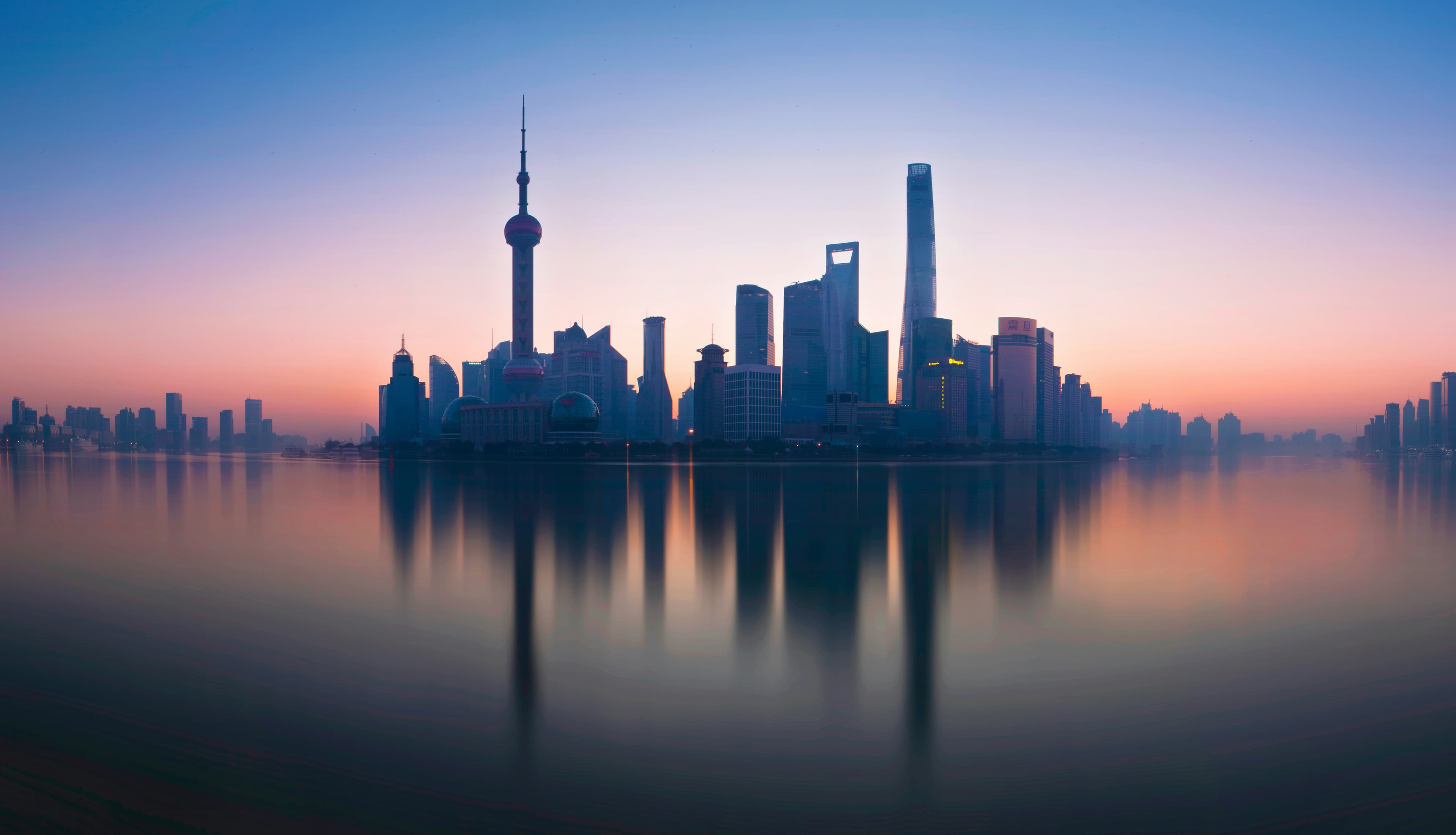 Le skyline de Lujiazui au bord du fleuve à Shanghai
