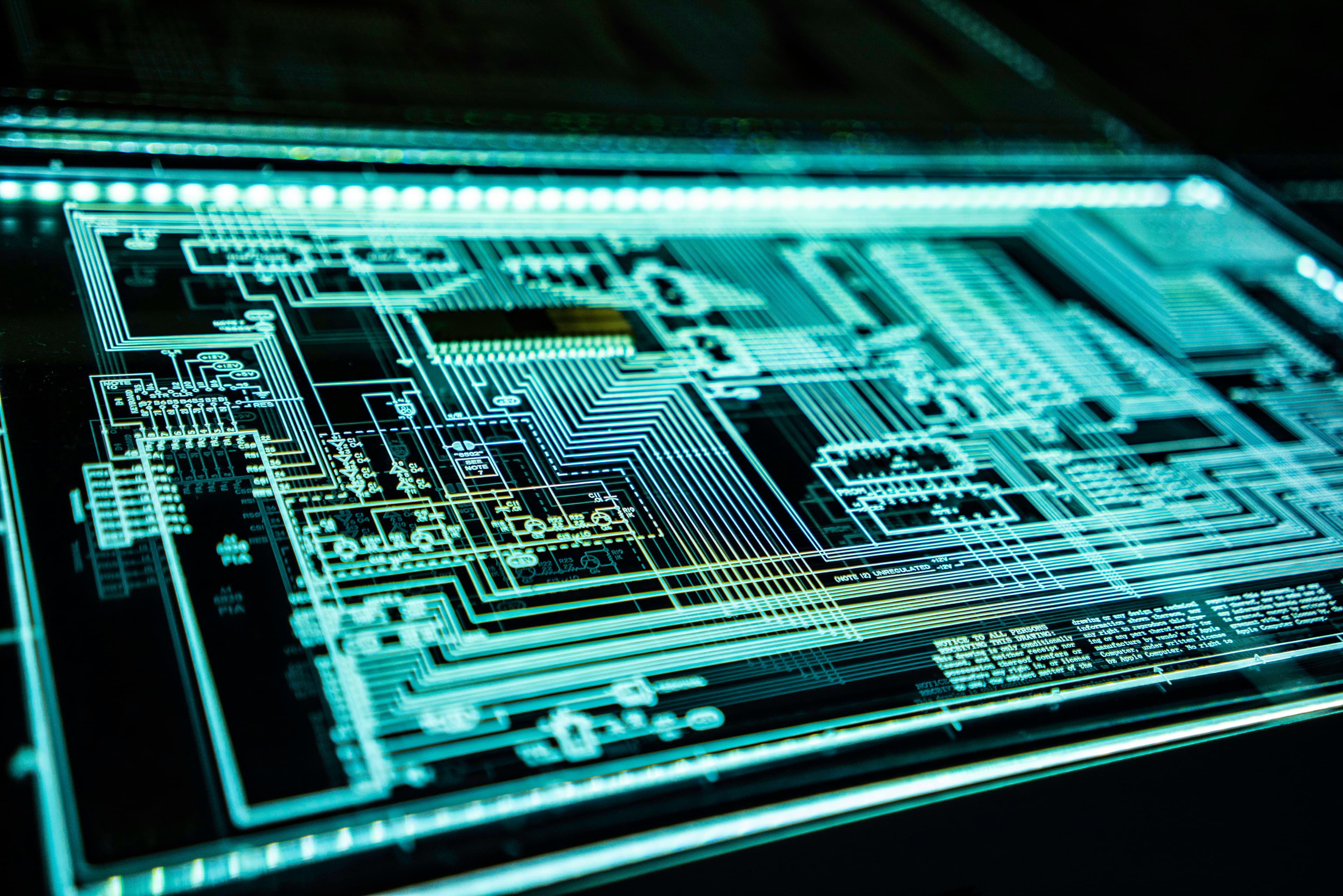 Panneau de diodes électroluminescentes bleu-vert évoquant du code informatique