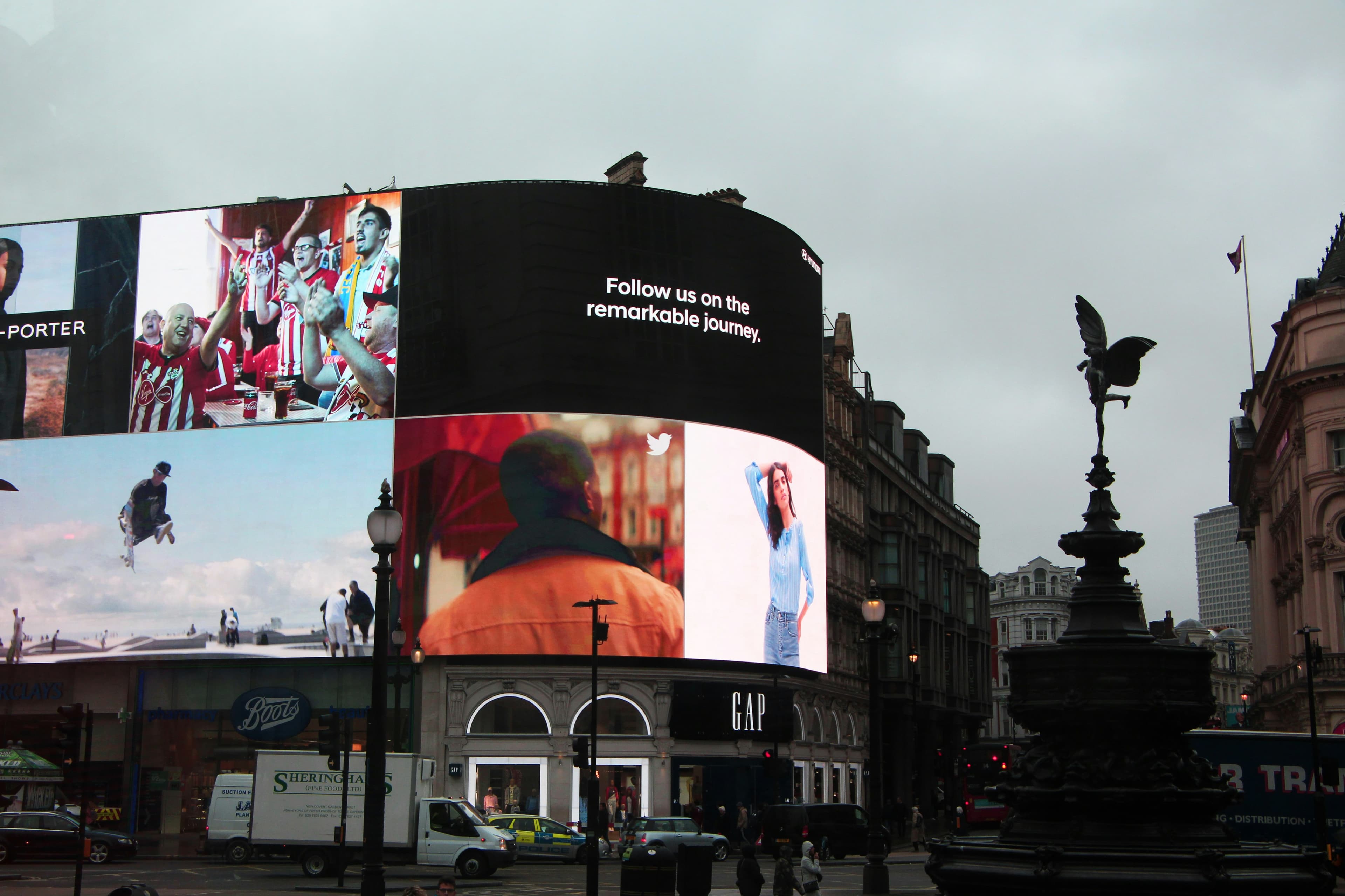 Un panneau publicitaire numérique à l'angle d'une rue londonienne