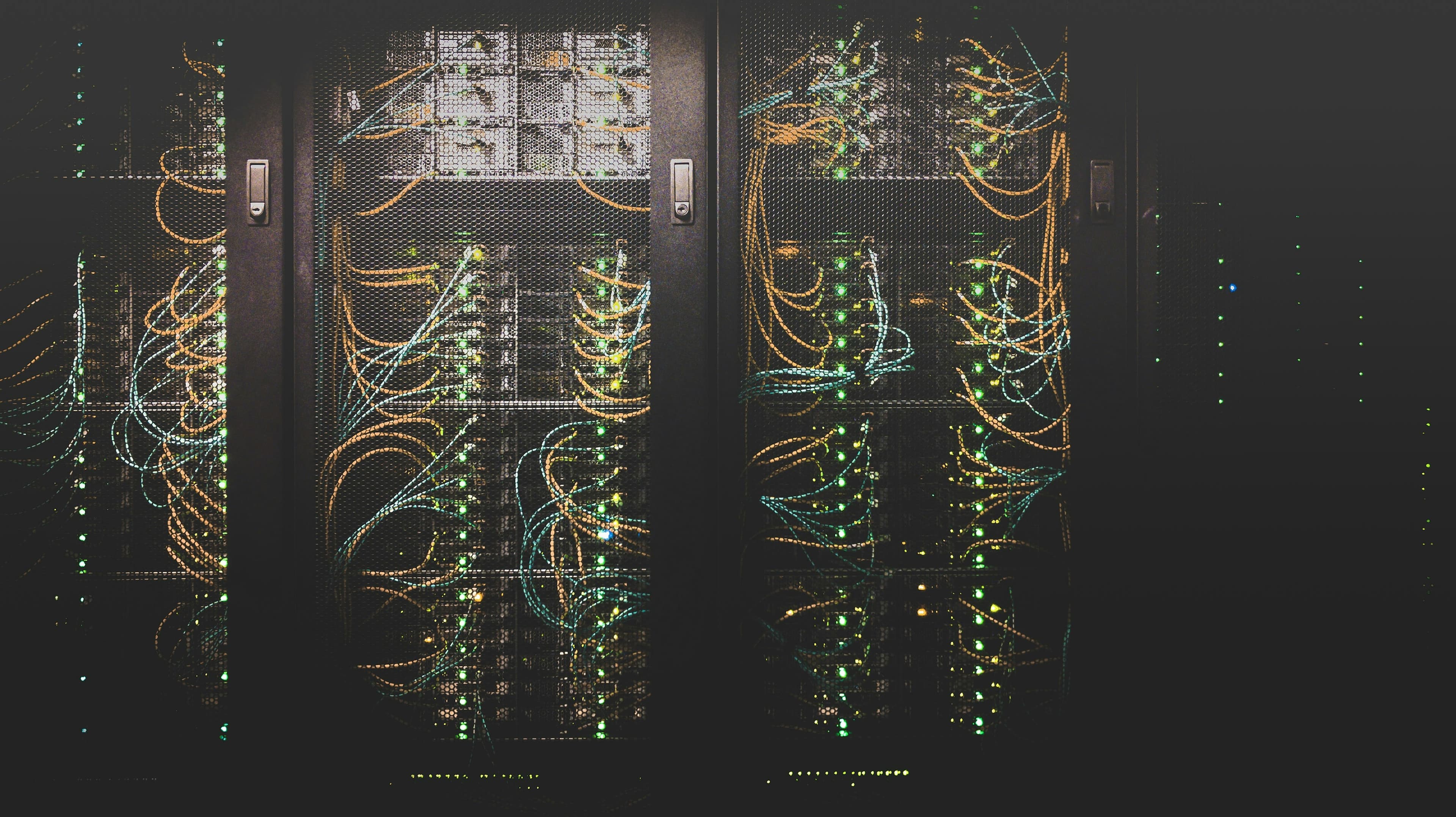Câbles réseau branchés sur des équipements en baie dans un data center