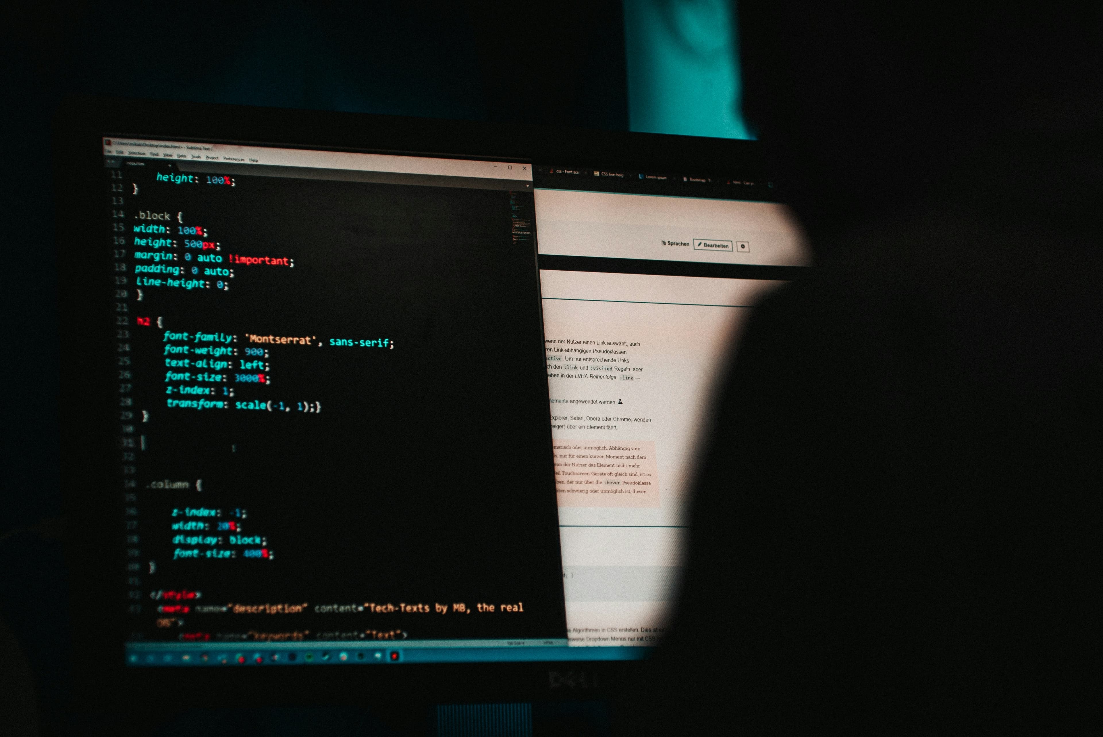 Écran d'ordinateur affichant des lignes de code dans un éditeur de texte