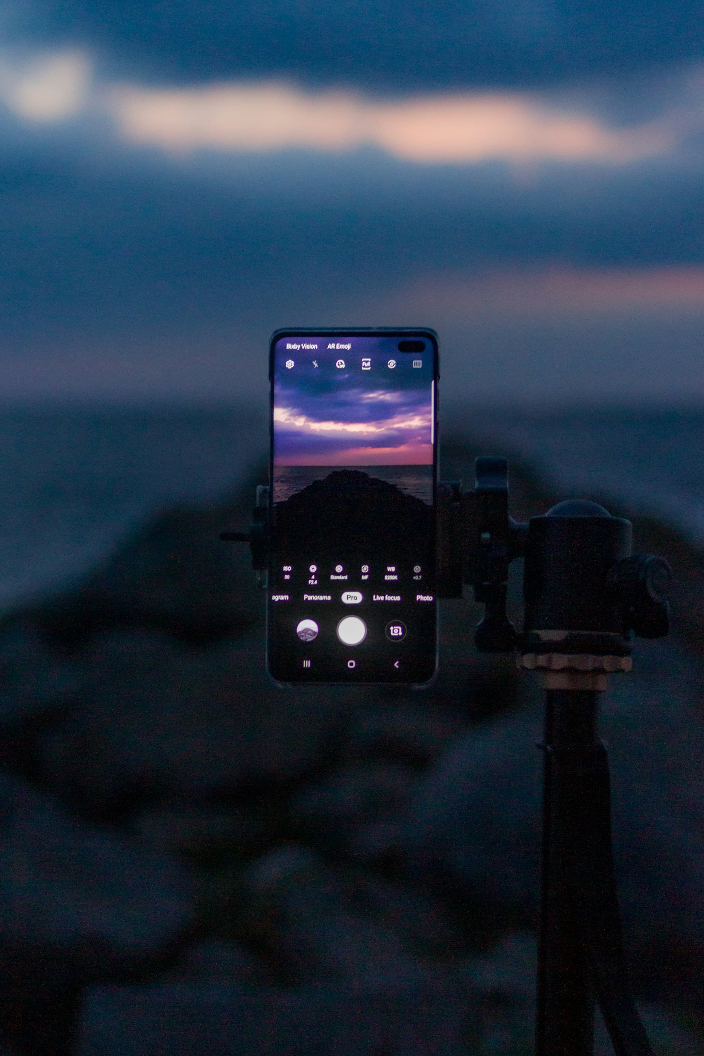 Un smartphone Android allumé, écran visible