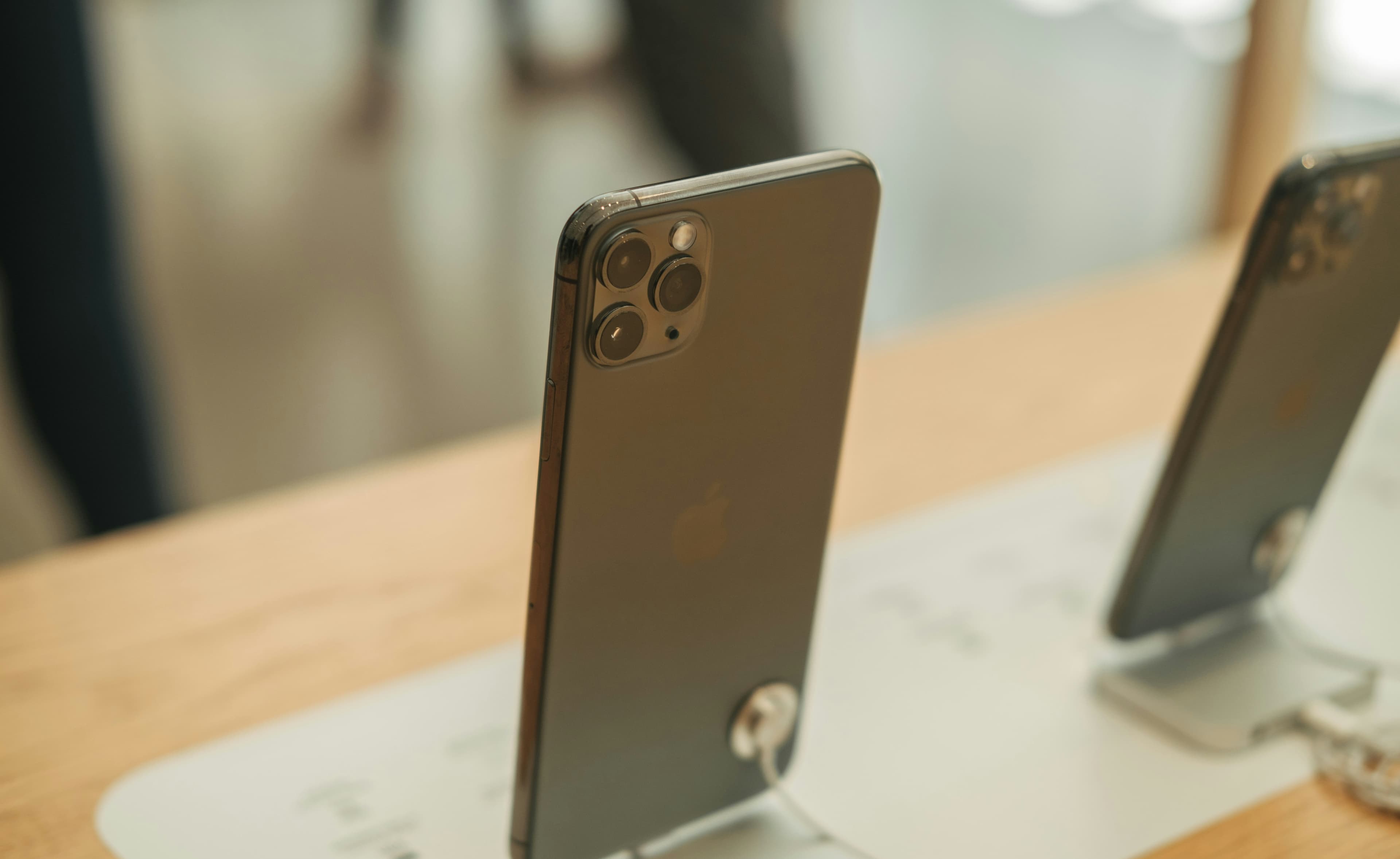 iPhone noir posé sur une surface claire