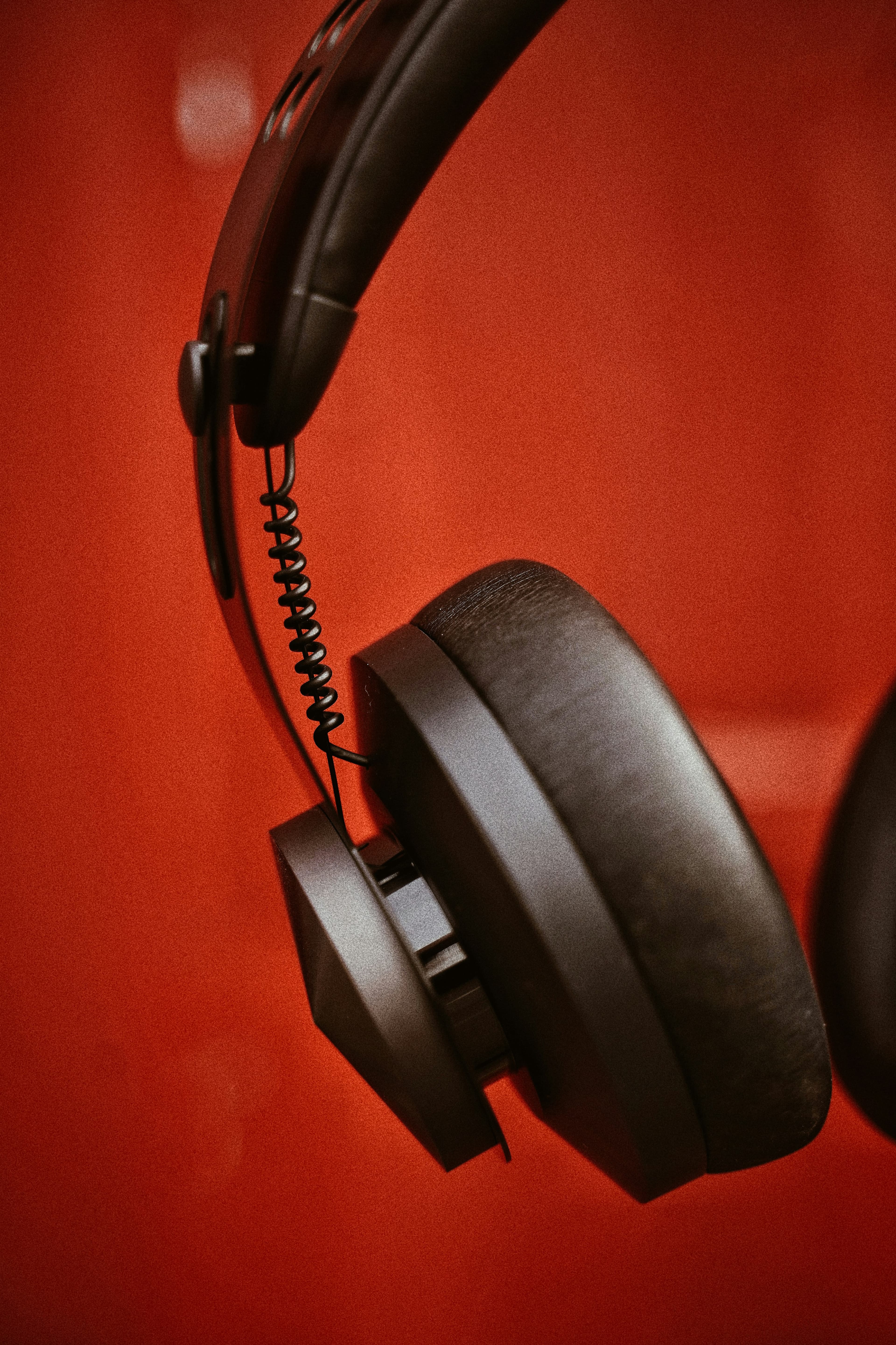 Casque audio sans fil noir posé sur fond neutre
