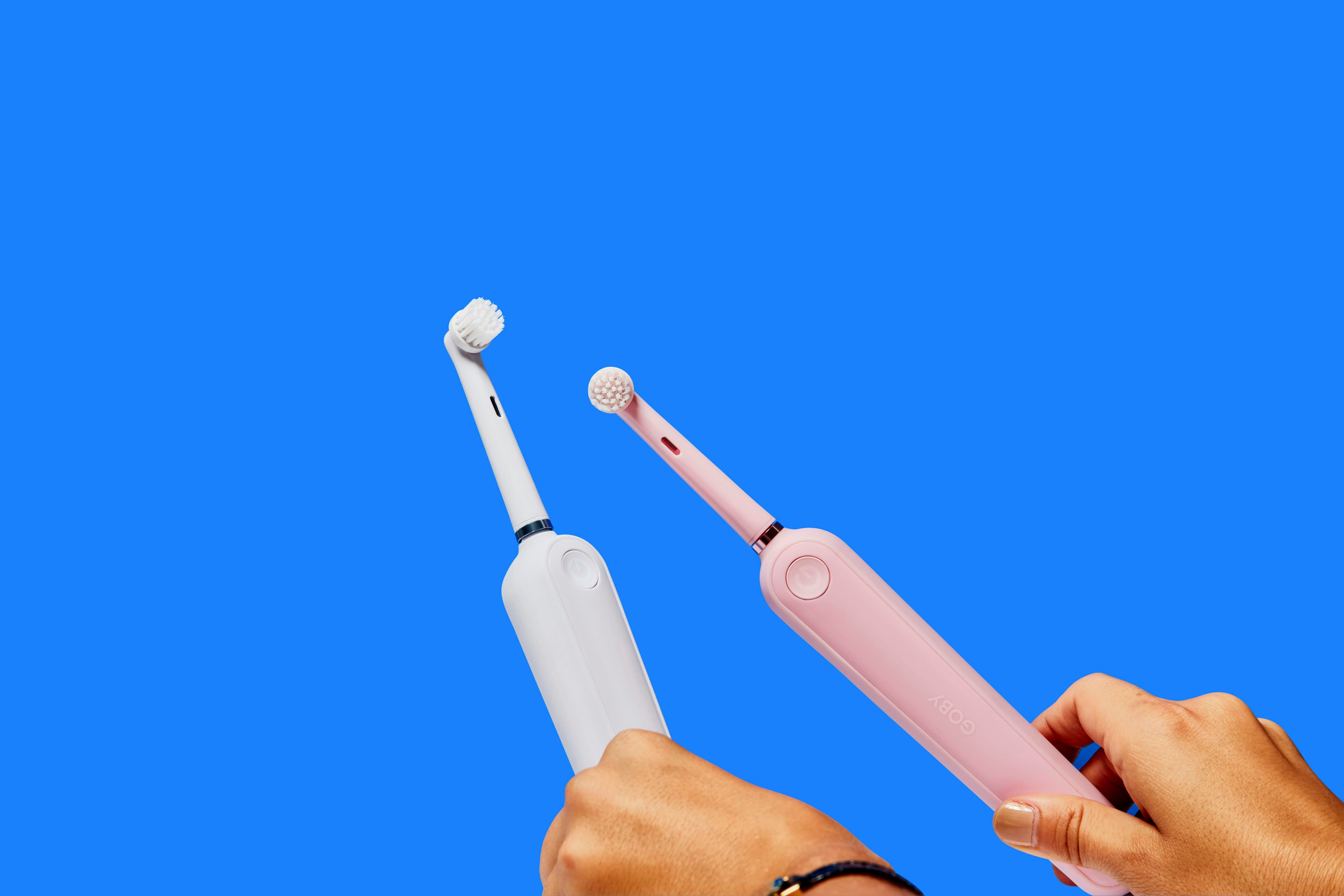 Deux brosses à dents électriques blanches