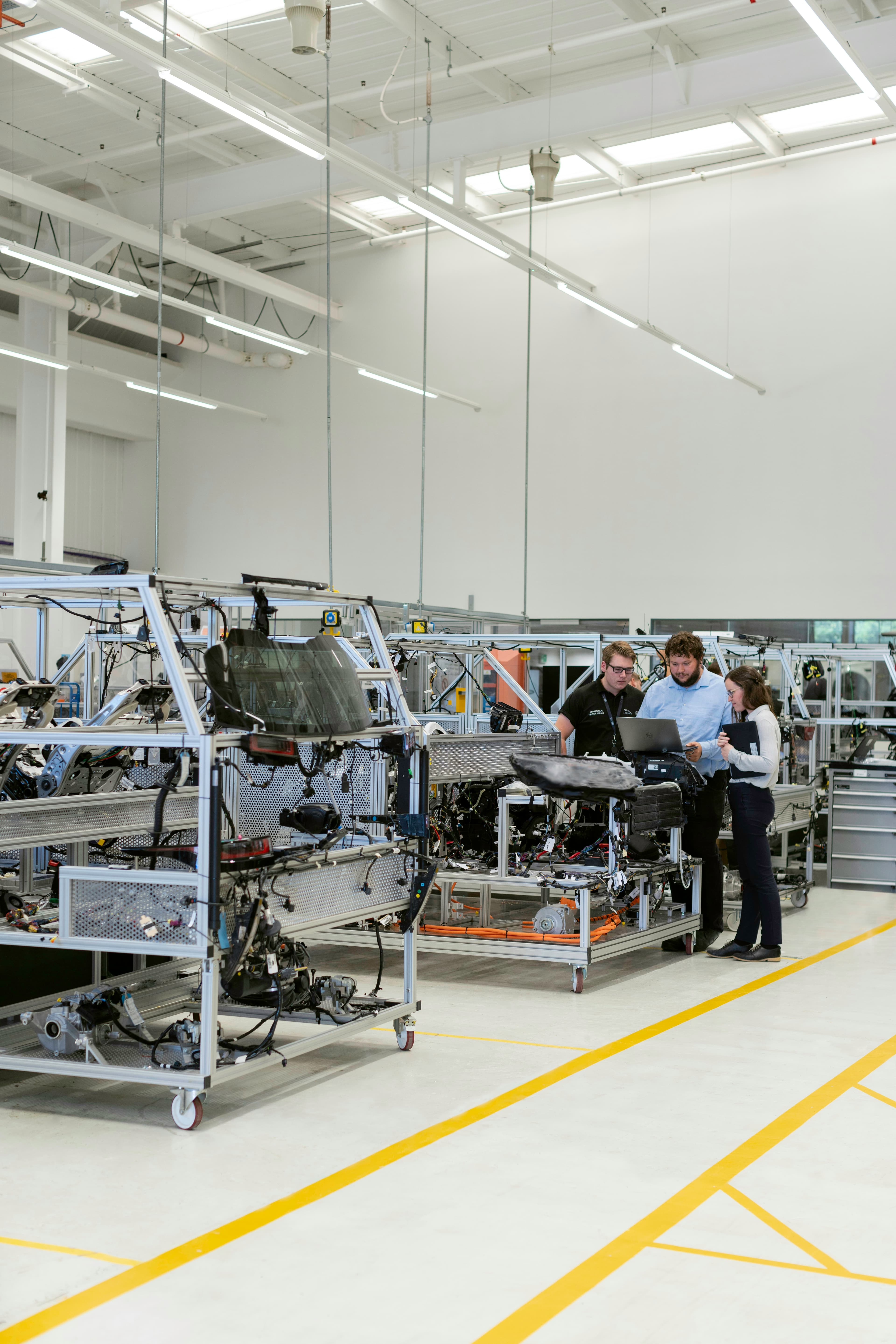 Des ingénieurs au travail dans une usine automobile