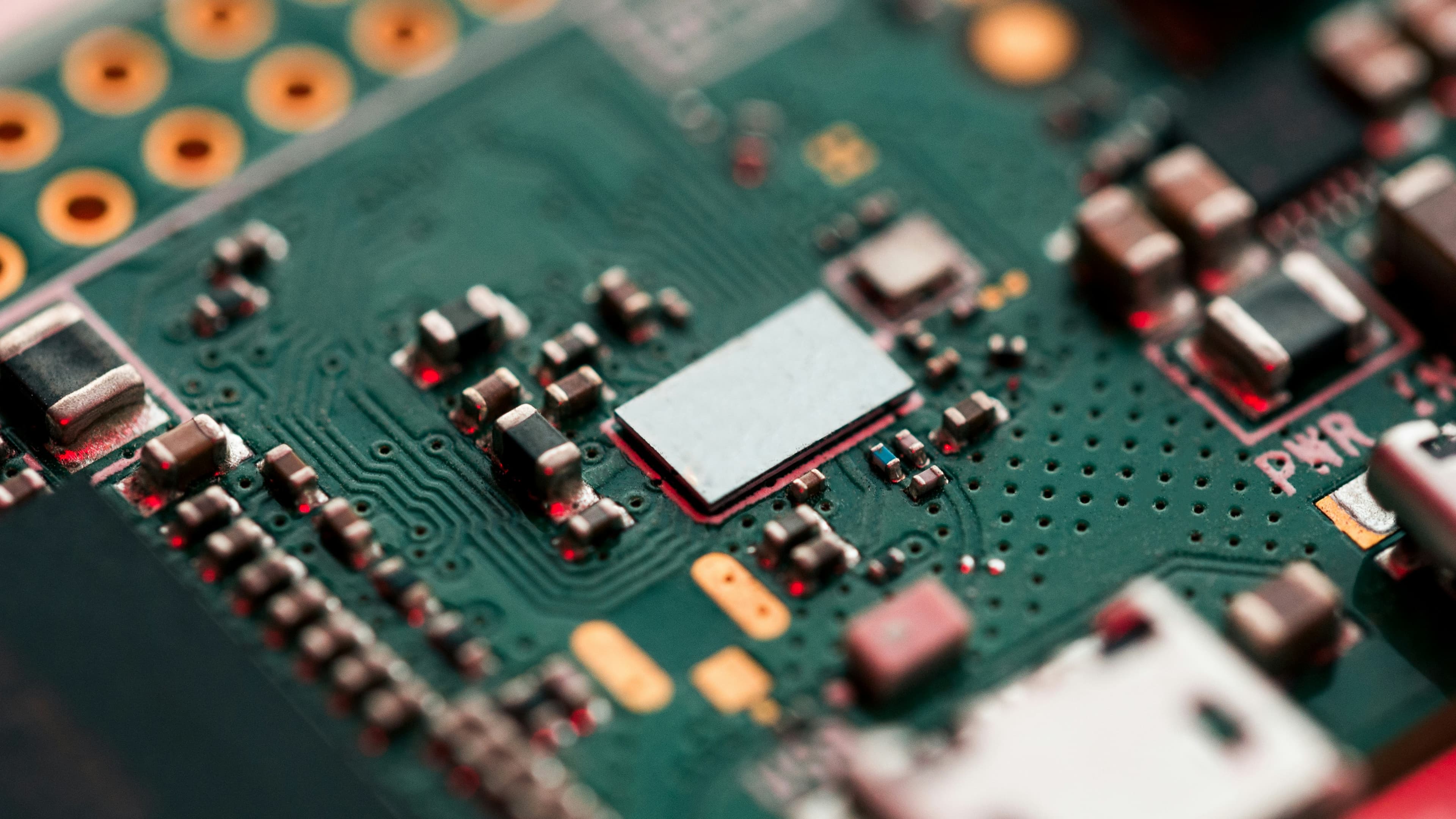 Carte électronique verte avec circuits imprimés en gros plan