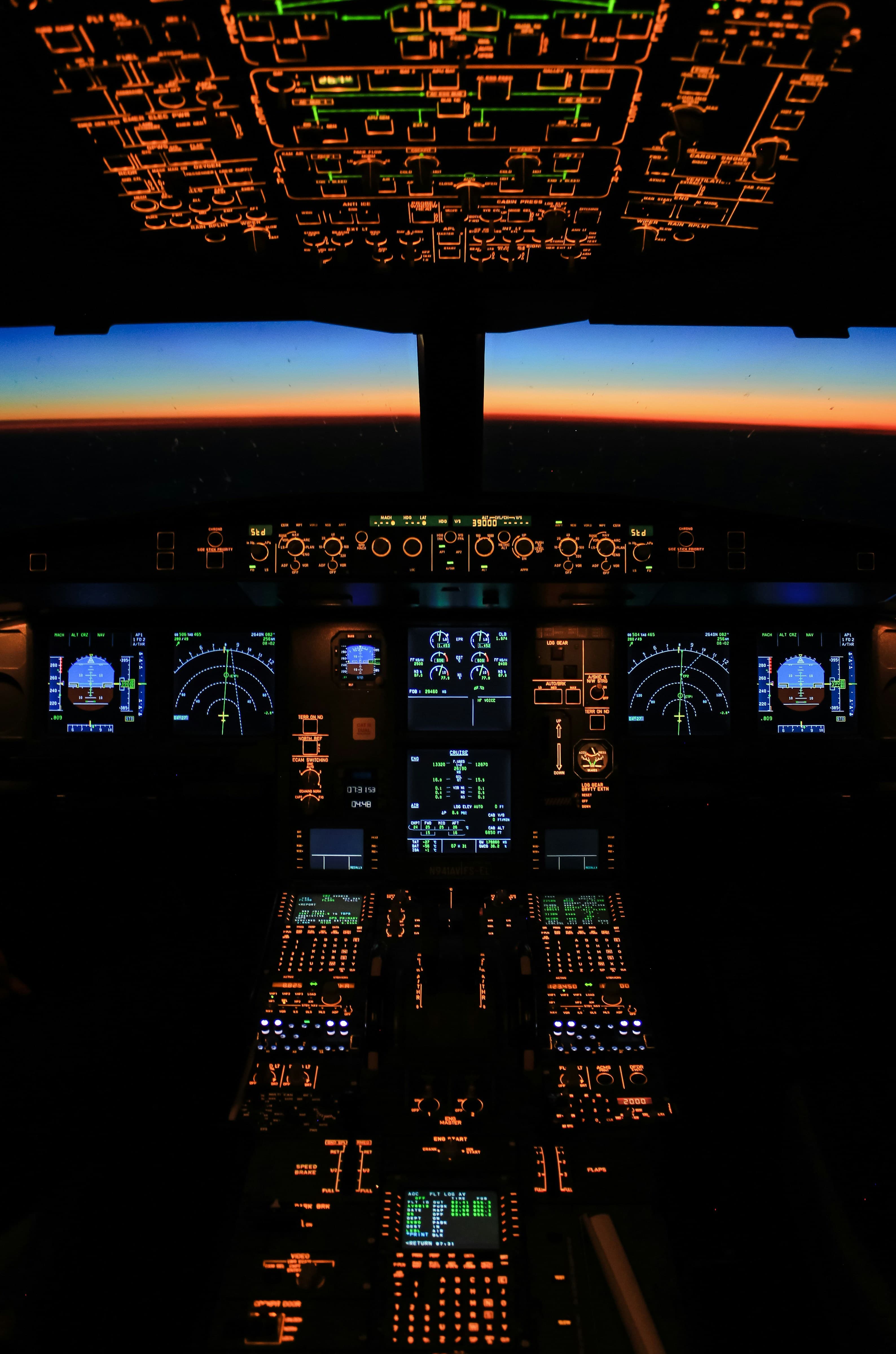 Cockpit d'avion illuminé la nuit avec ses instruments de vol