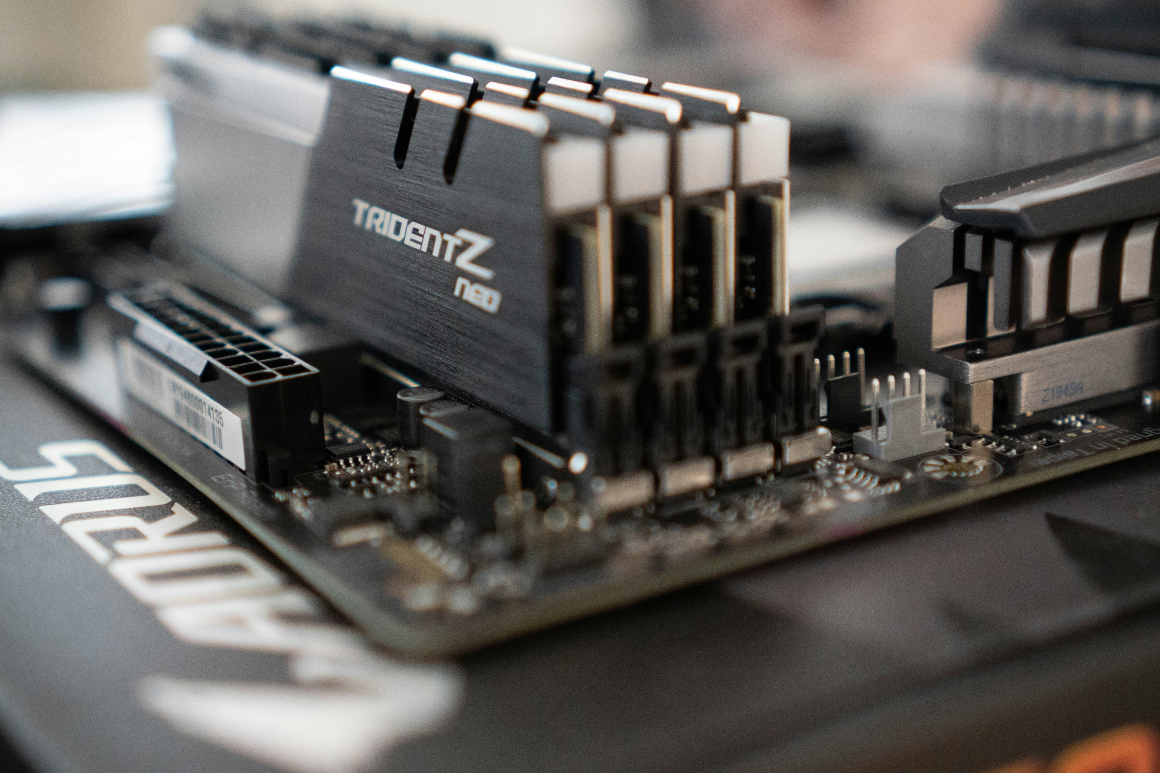 Gros plan sur une carte mère d'ordinateur avec barrettes de mémoire et éclairage RGB