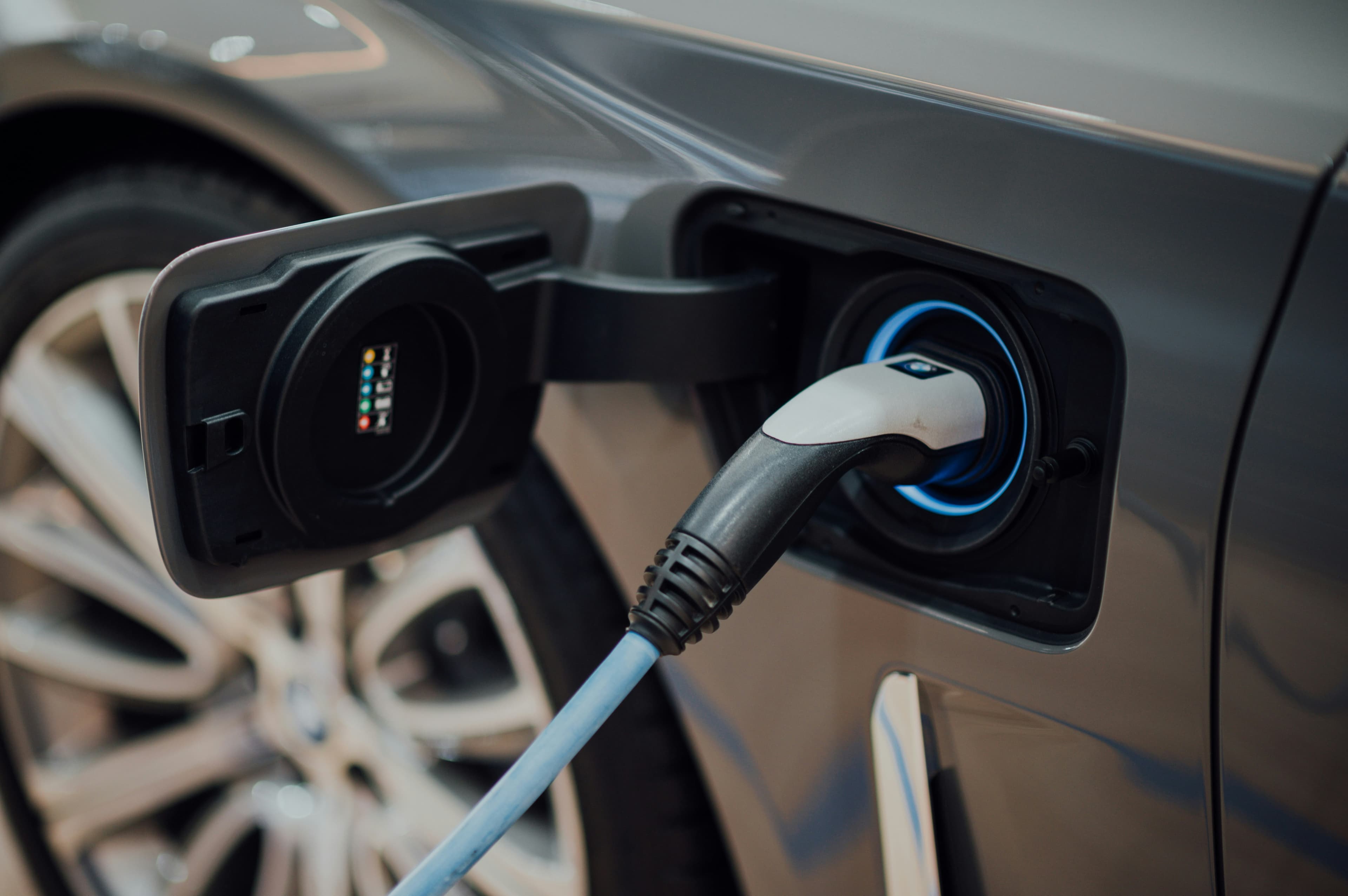 Câble de recharge branché sur une voiture électrique