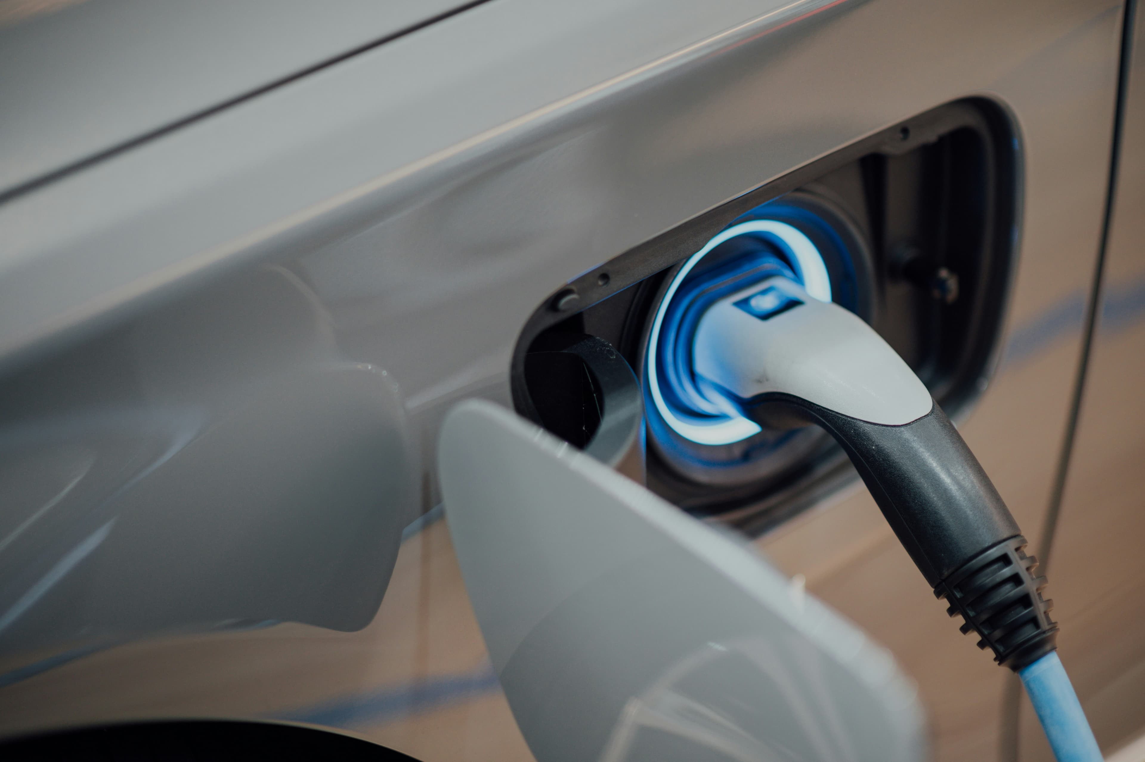 Câble de recharge branché sur une voiture électrique