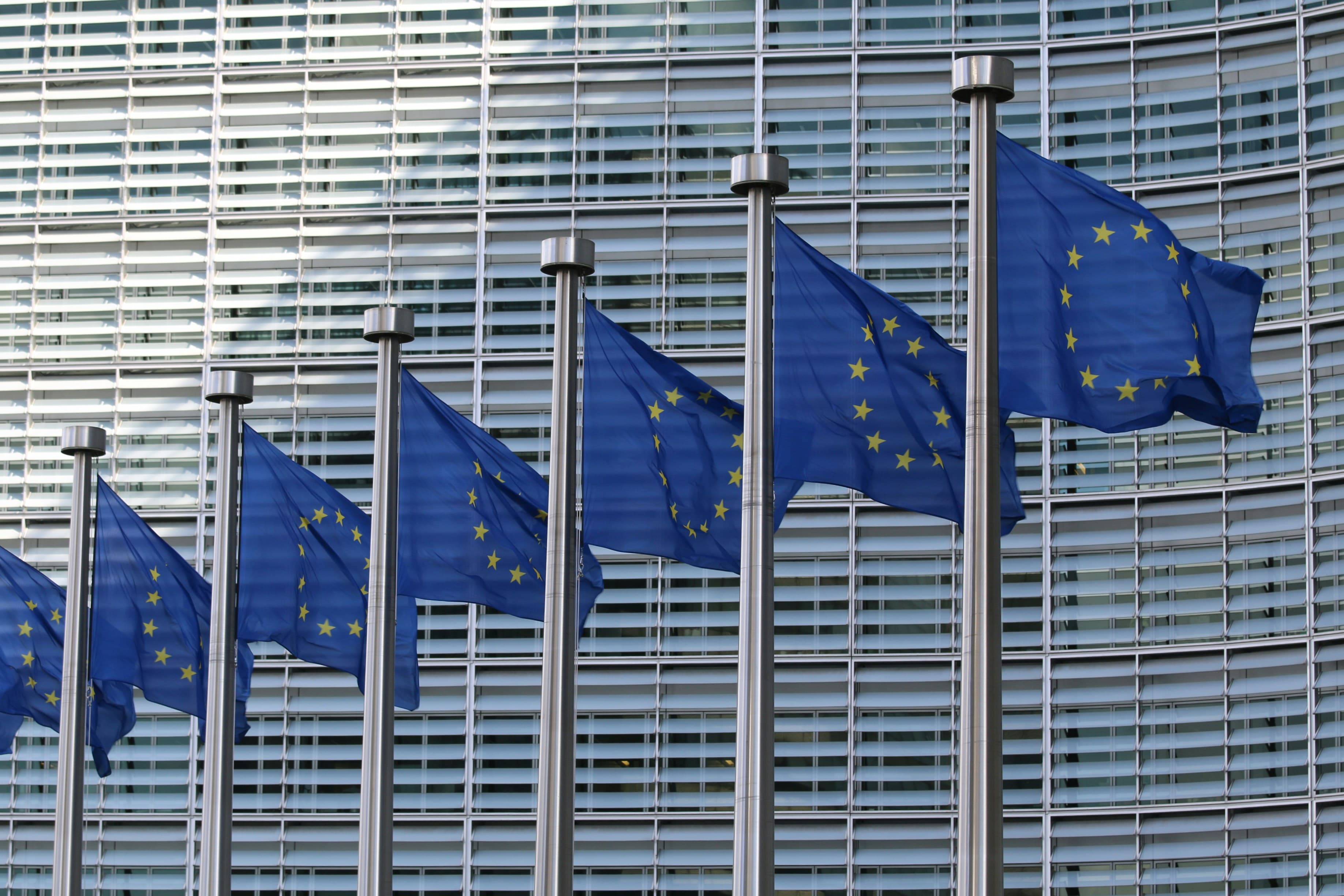 Drapeaux de l'Union européenne devant le bâtiment Berlaymont, siège de la Commission européenne à Bruxelles