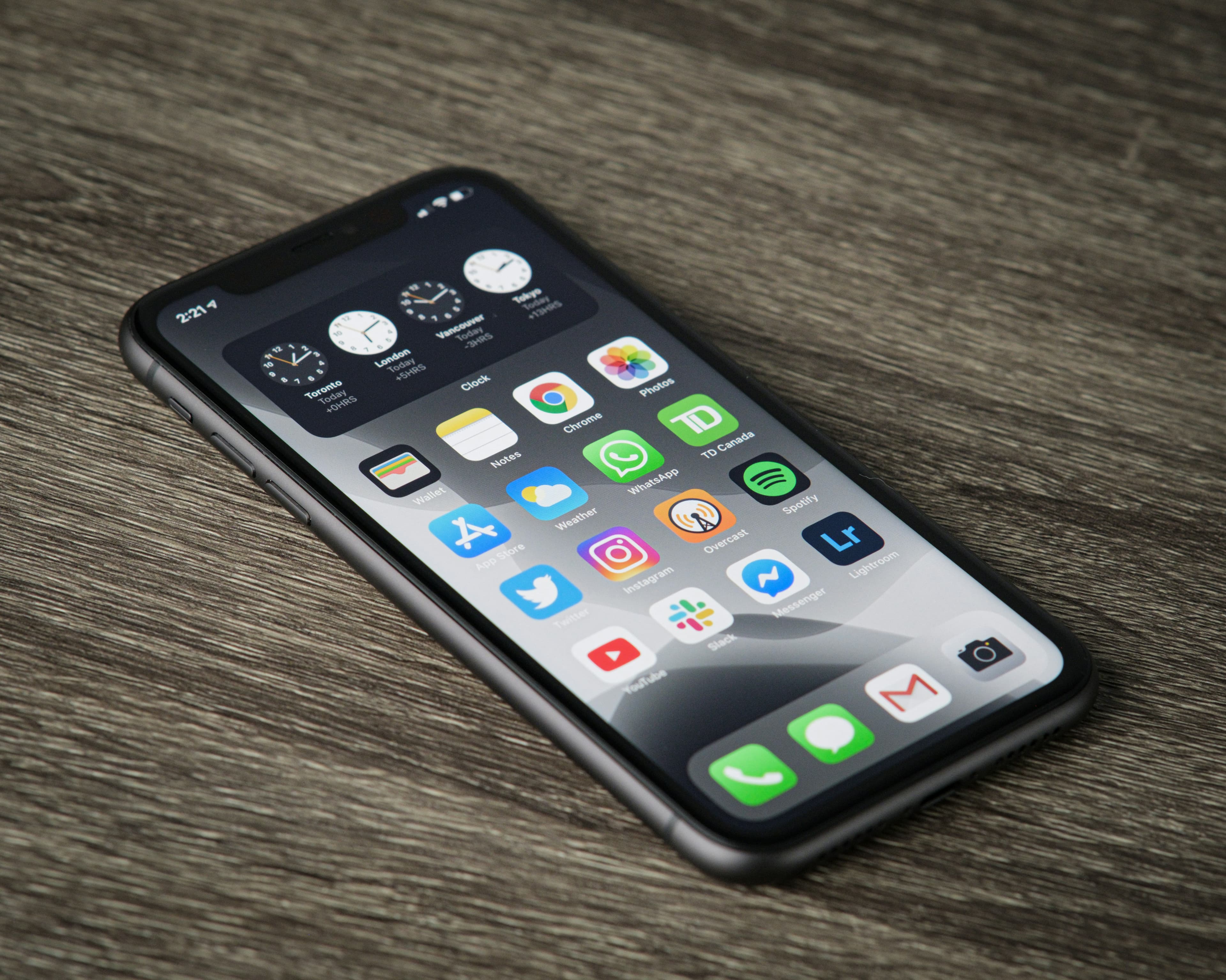 Écran d'un smartphone affichant une grille d'icônes d'applications colorées