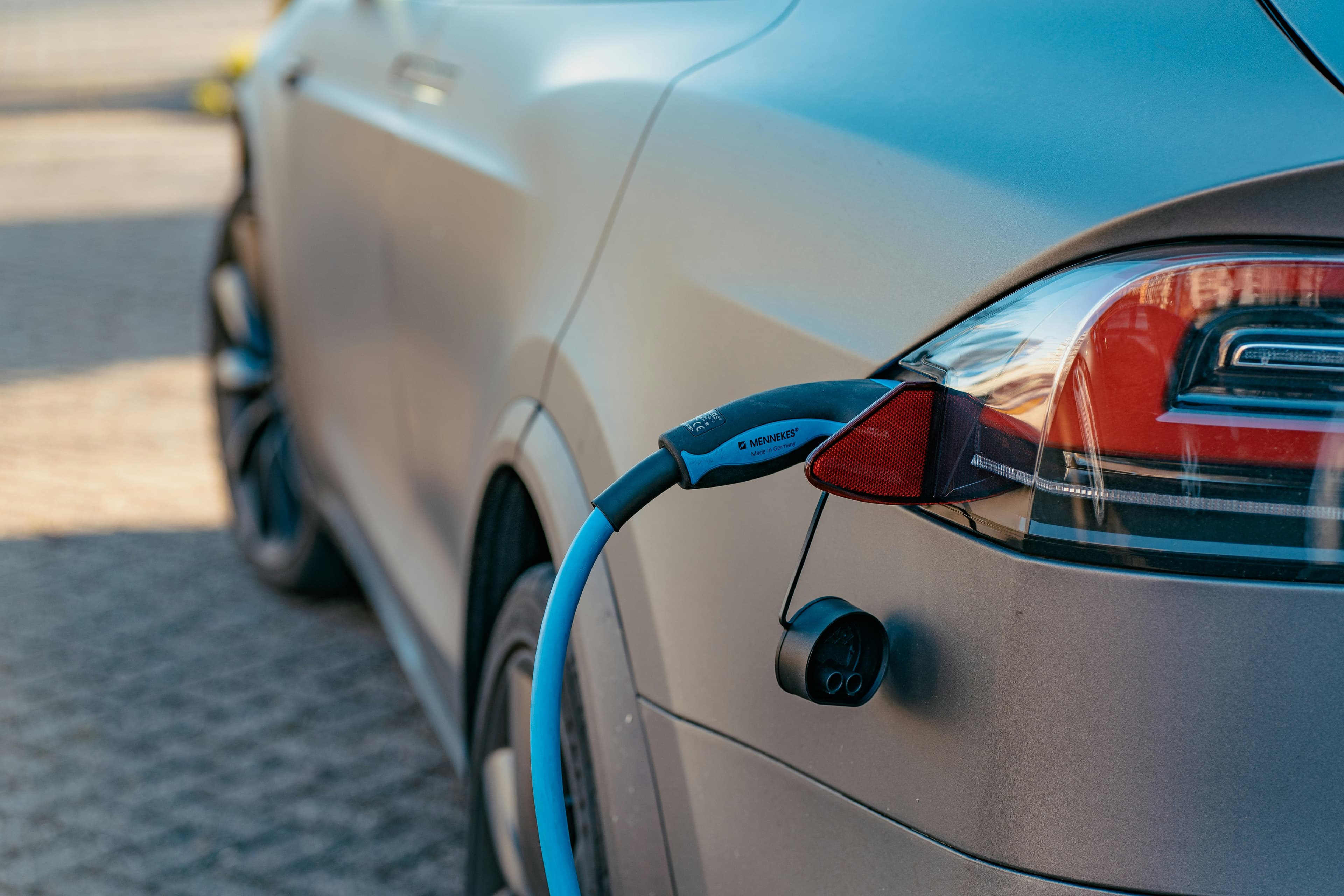 Voiture électrique à une borne de recharge