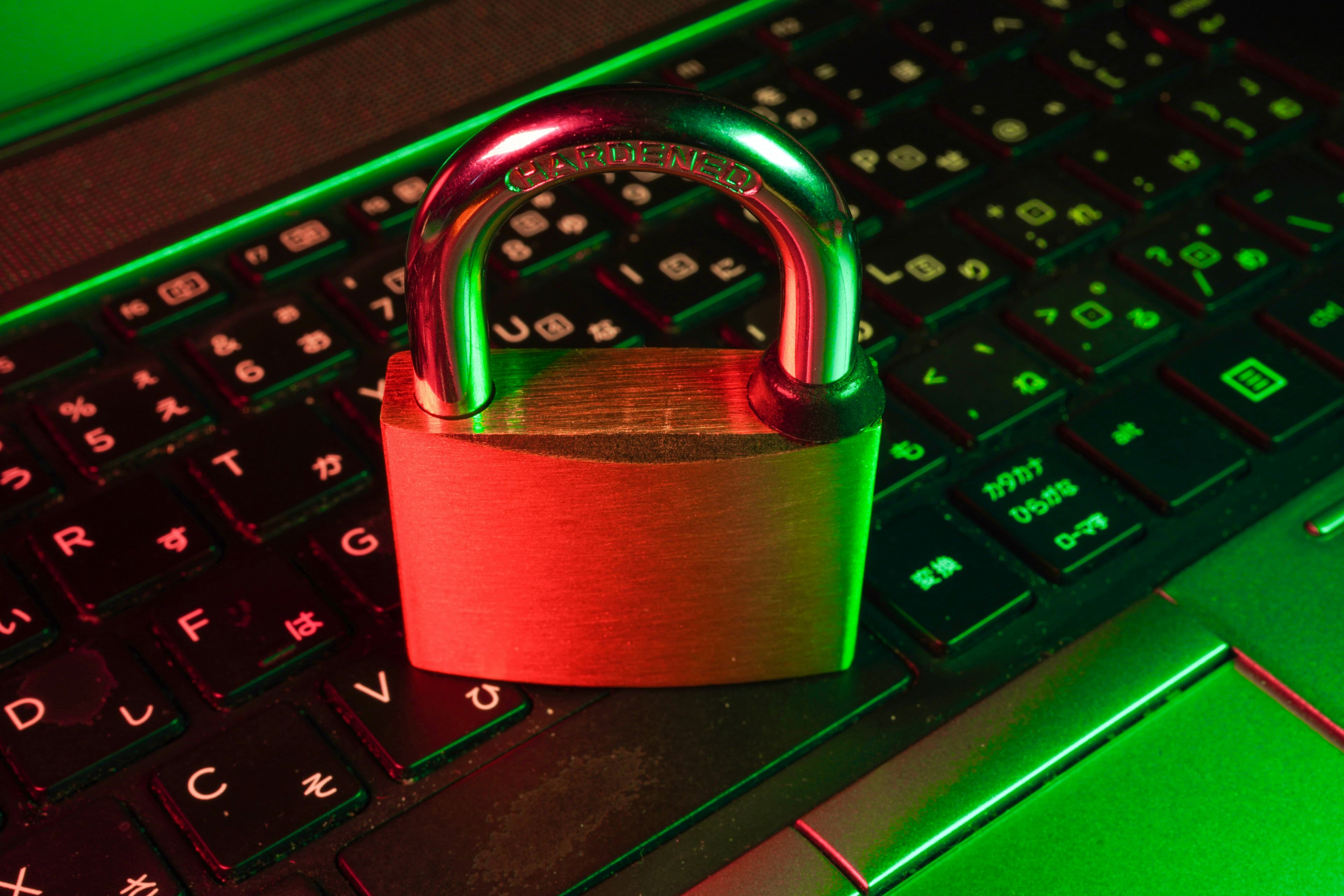 Cadenas rouge posé sur un clavier d'ordinateur noir