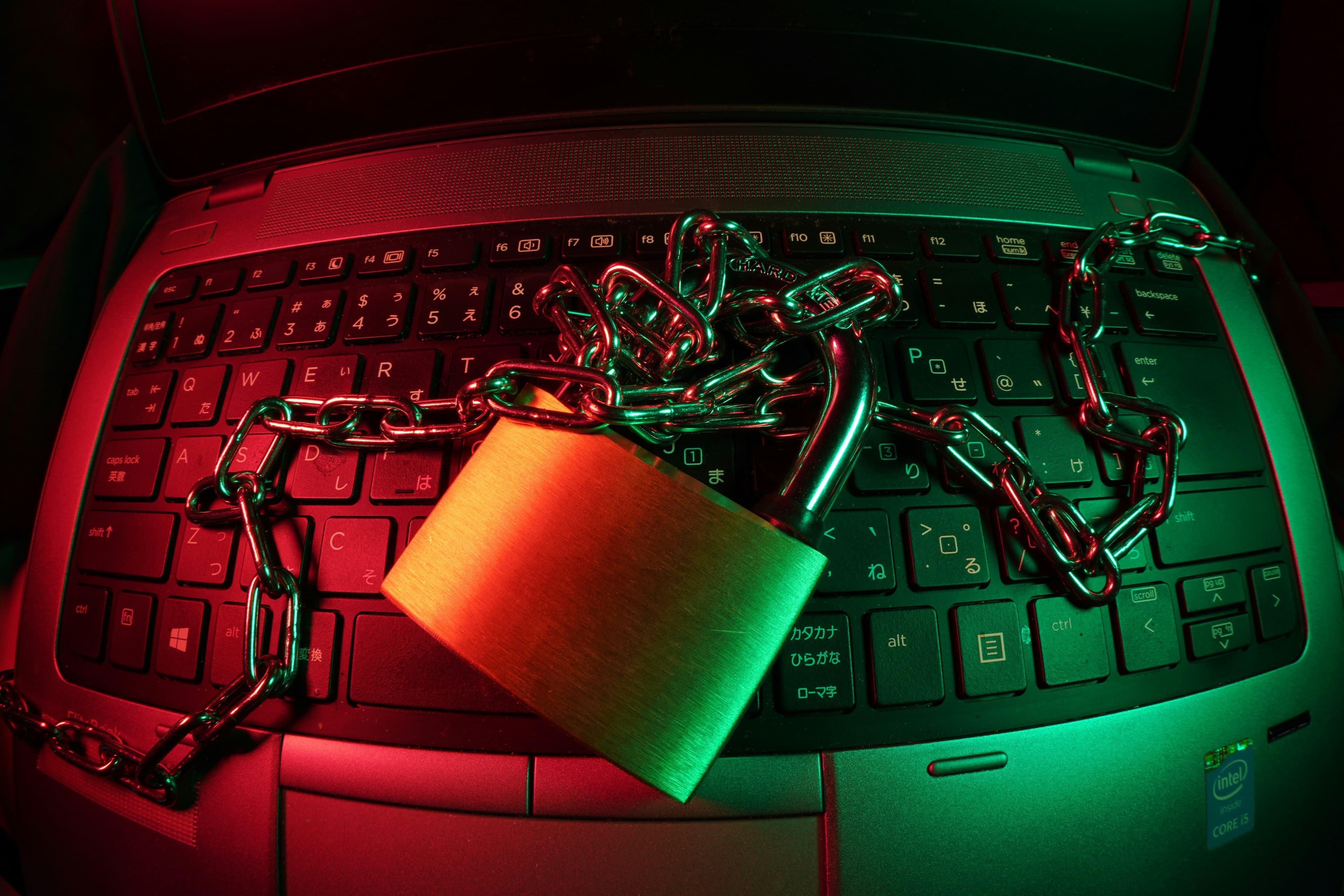 Un cadenas brun posé sur un clavier d'ordinateur noir