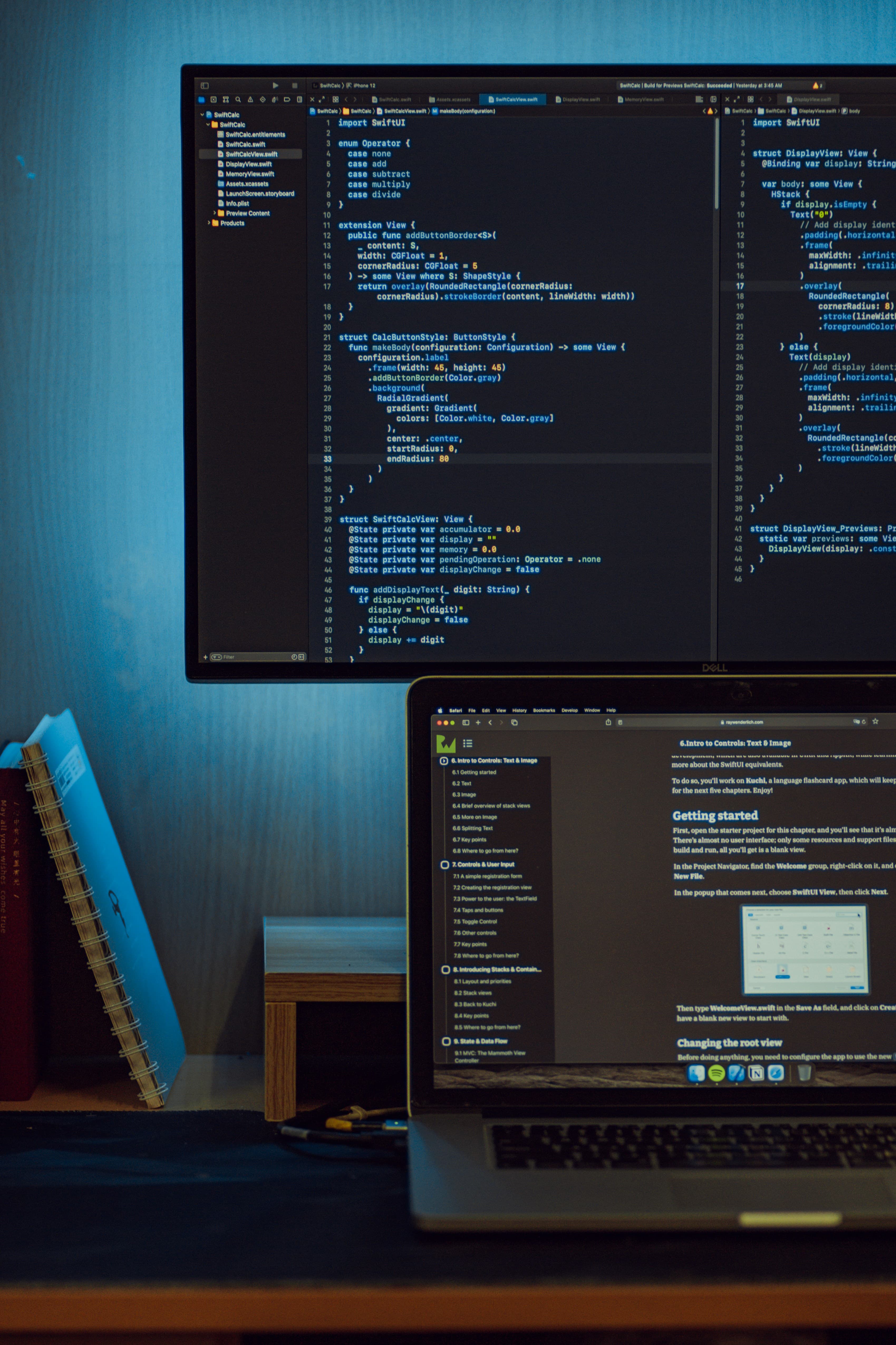 Poste de travail de développeur avec un écran et un ordinateur portable affichant du code