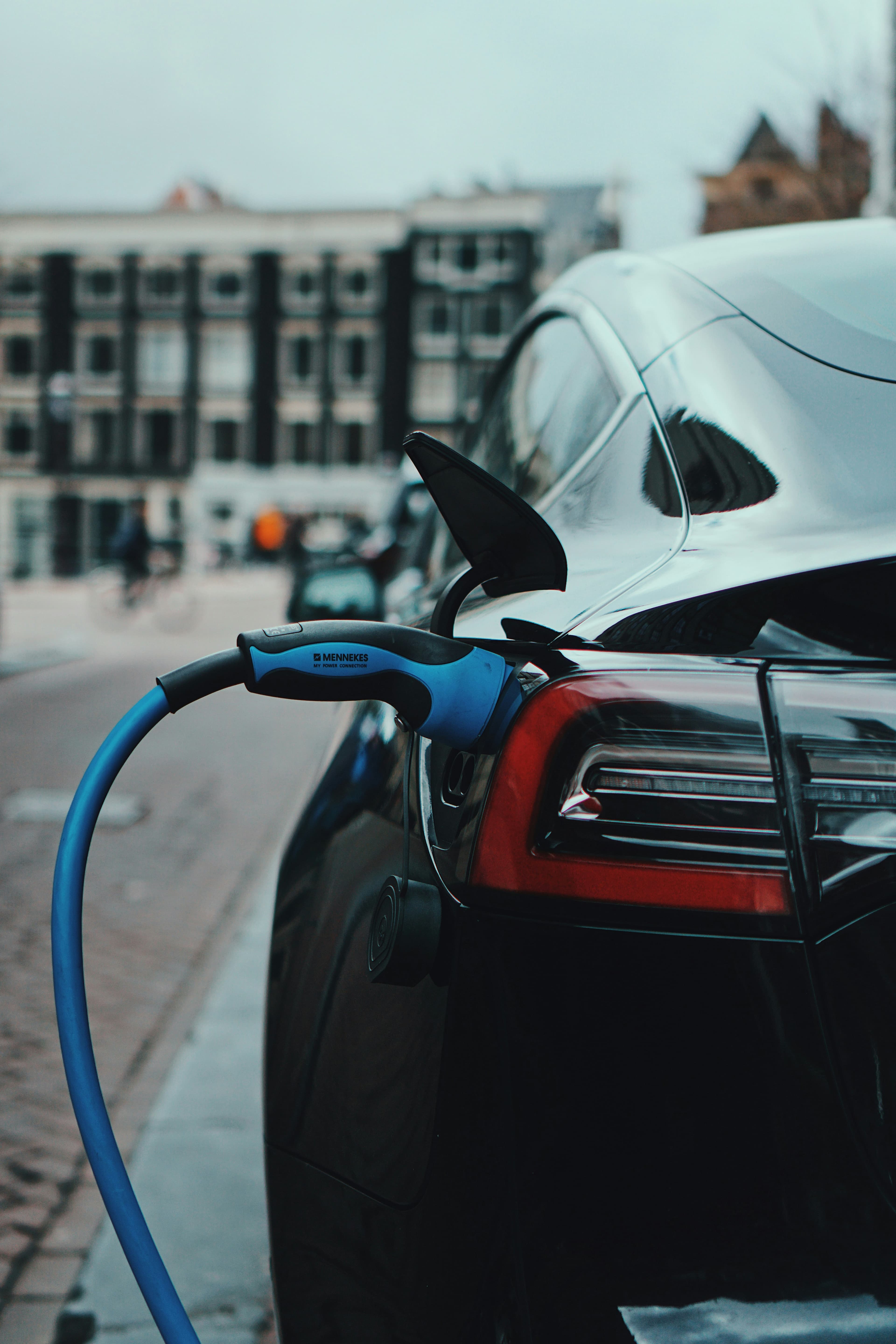 Voiture électrique en charge dans une rue de ville