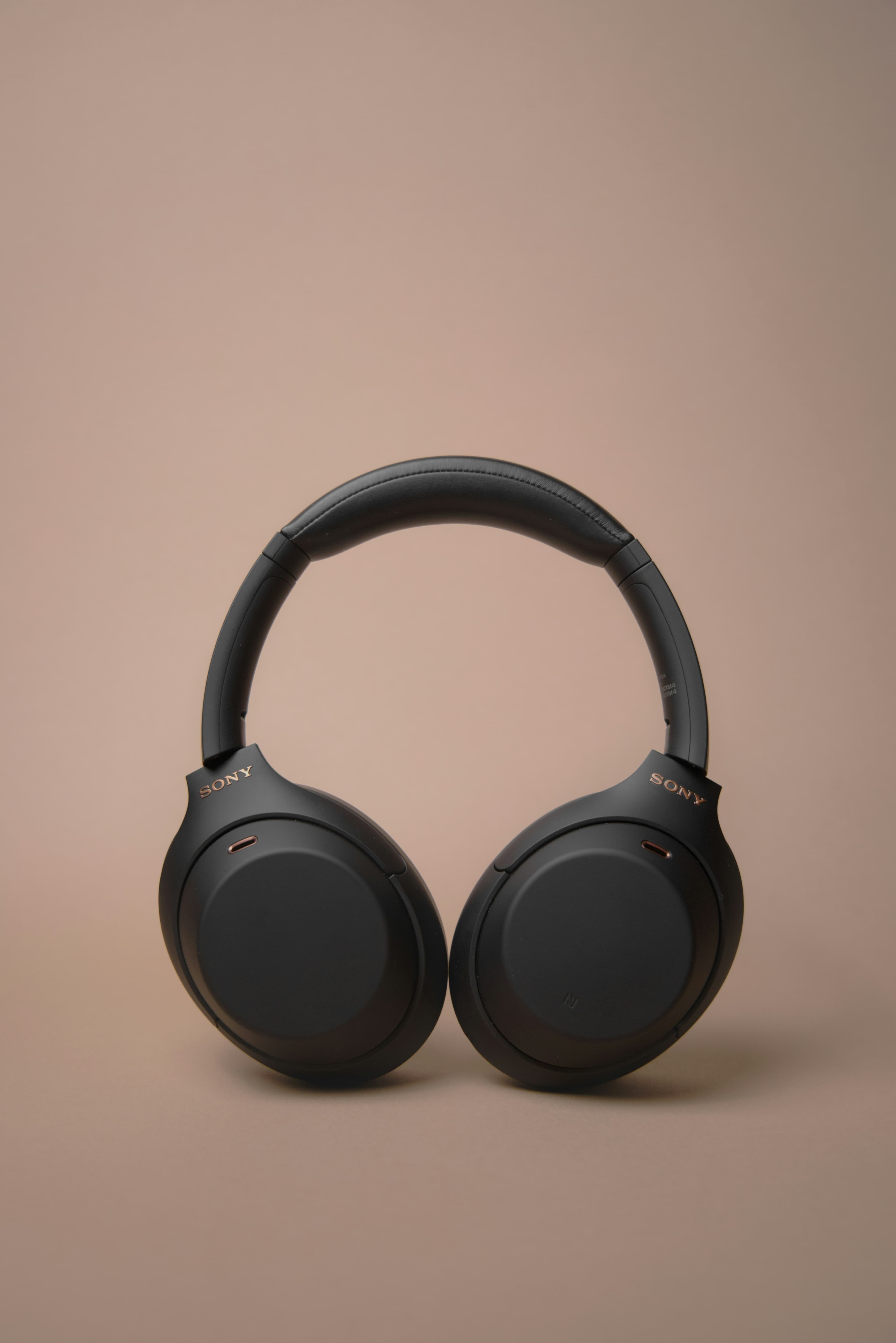 Casque audio sans fil noir posé sur une table blanche