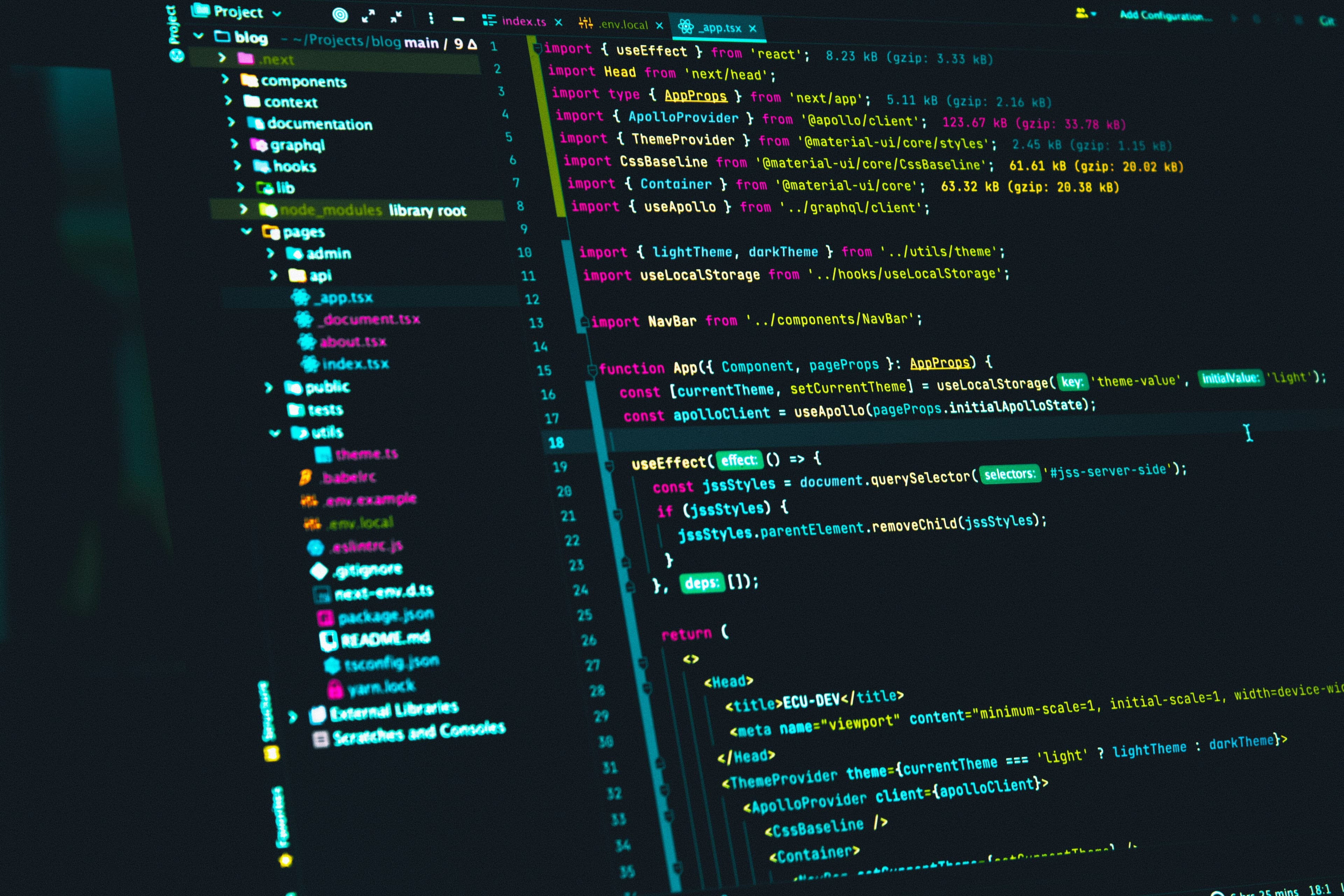 Un éditeur de code affiche du code source coloré sur fond sombre.