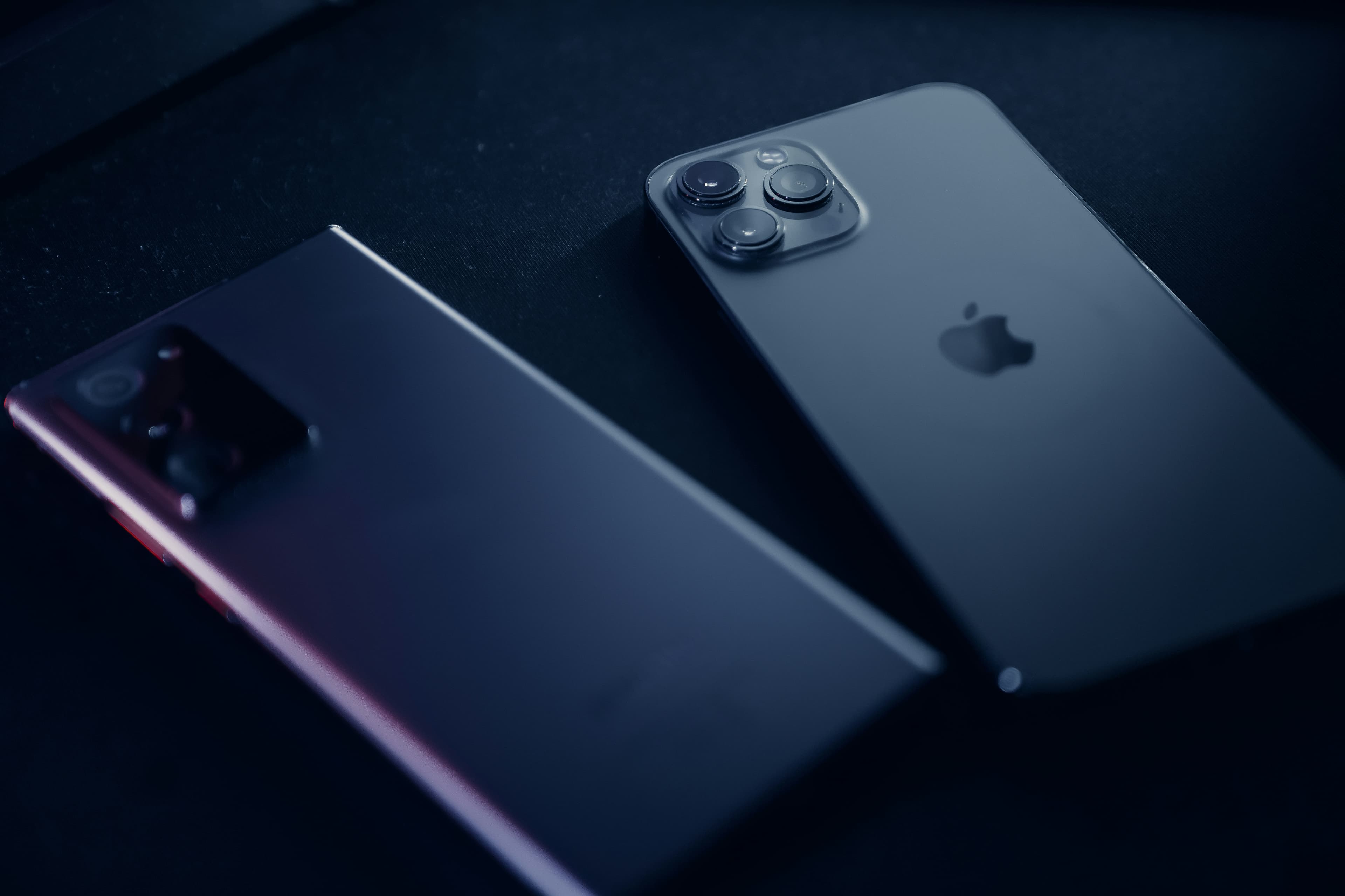 Deux iPhone posés côte à côte