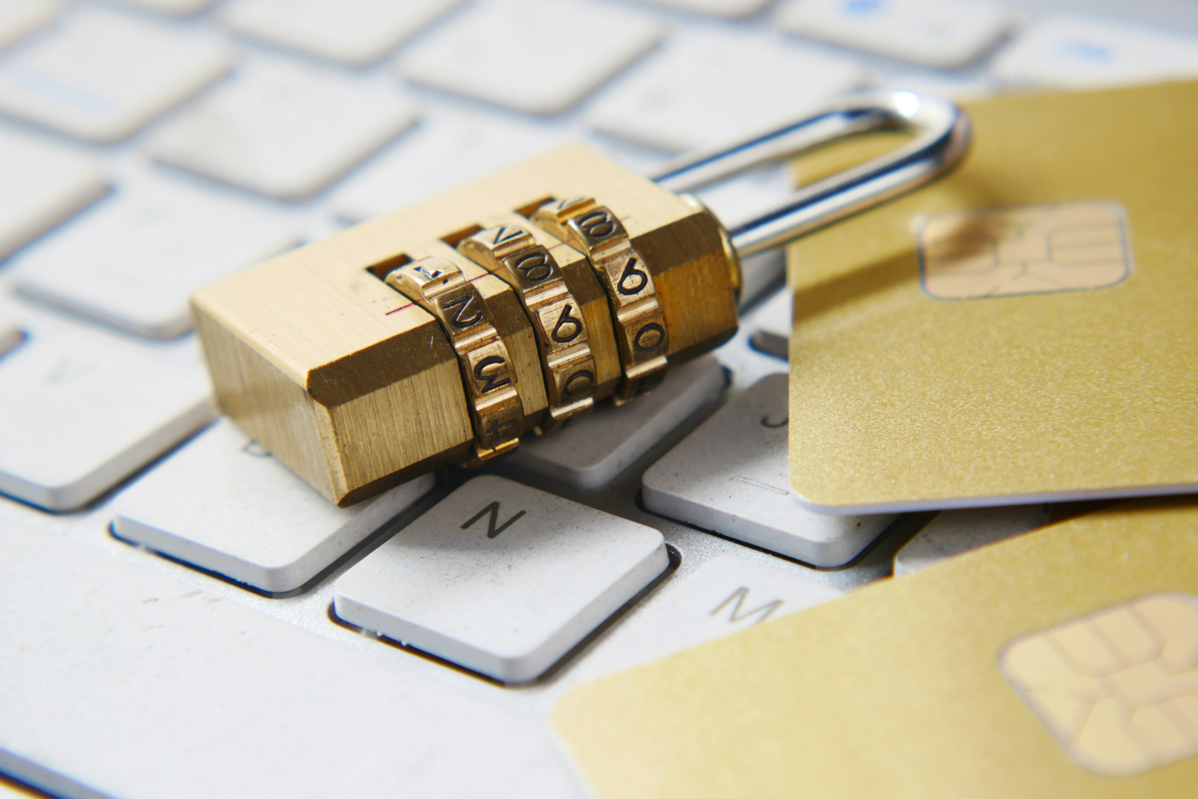 Un cadenas doré posé sur un clavier d'ordinateur