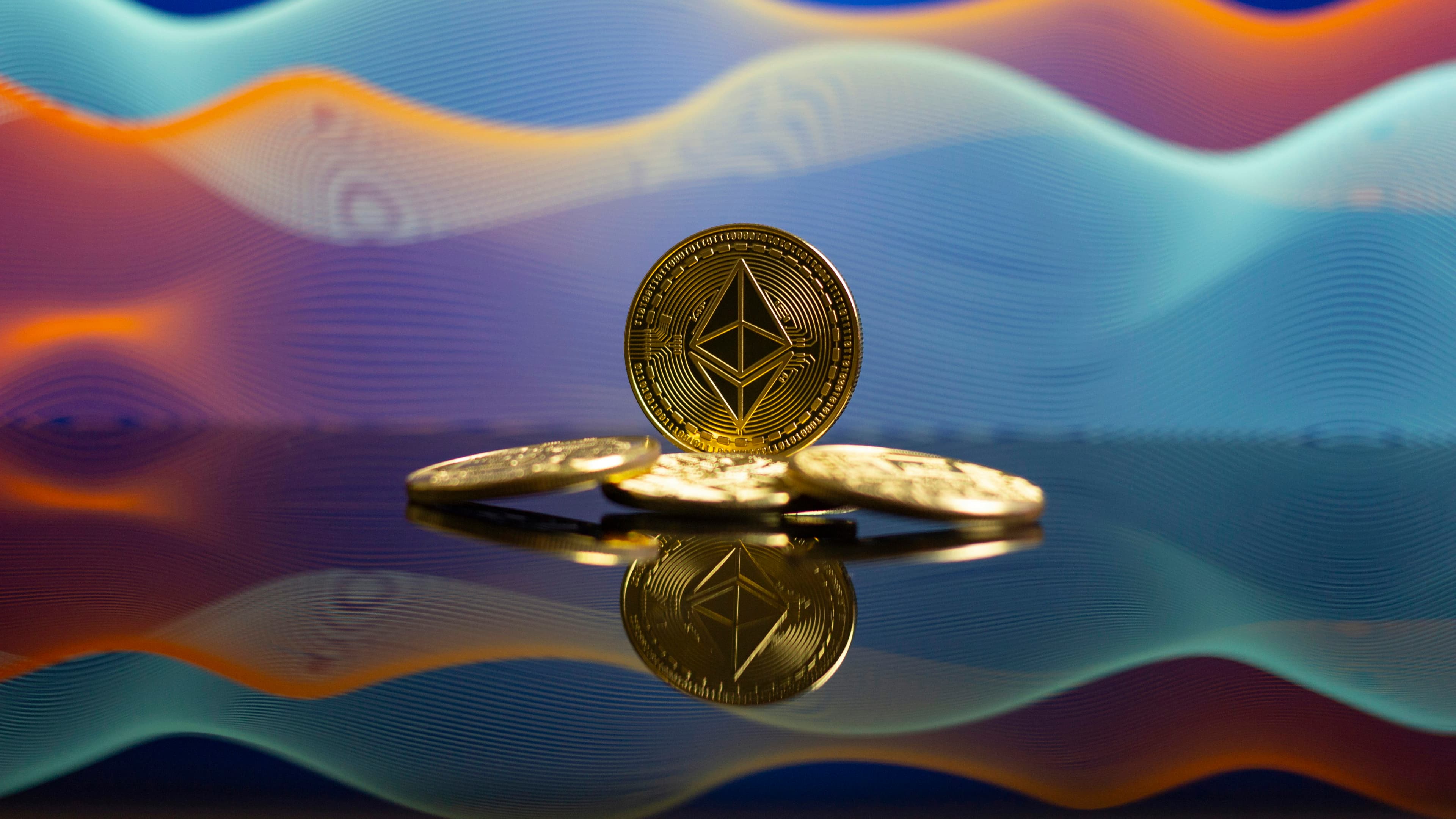 Une pièce de bitcoin dorée posée sur une surface, gros plan sur le symbole de la cryptomonnaie