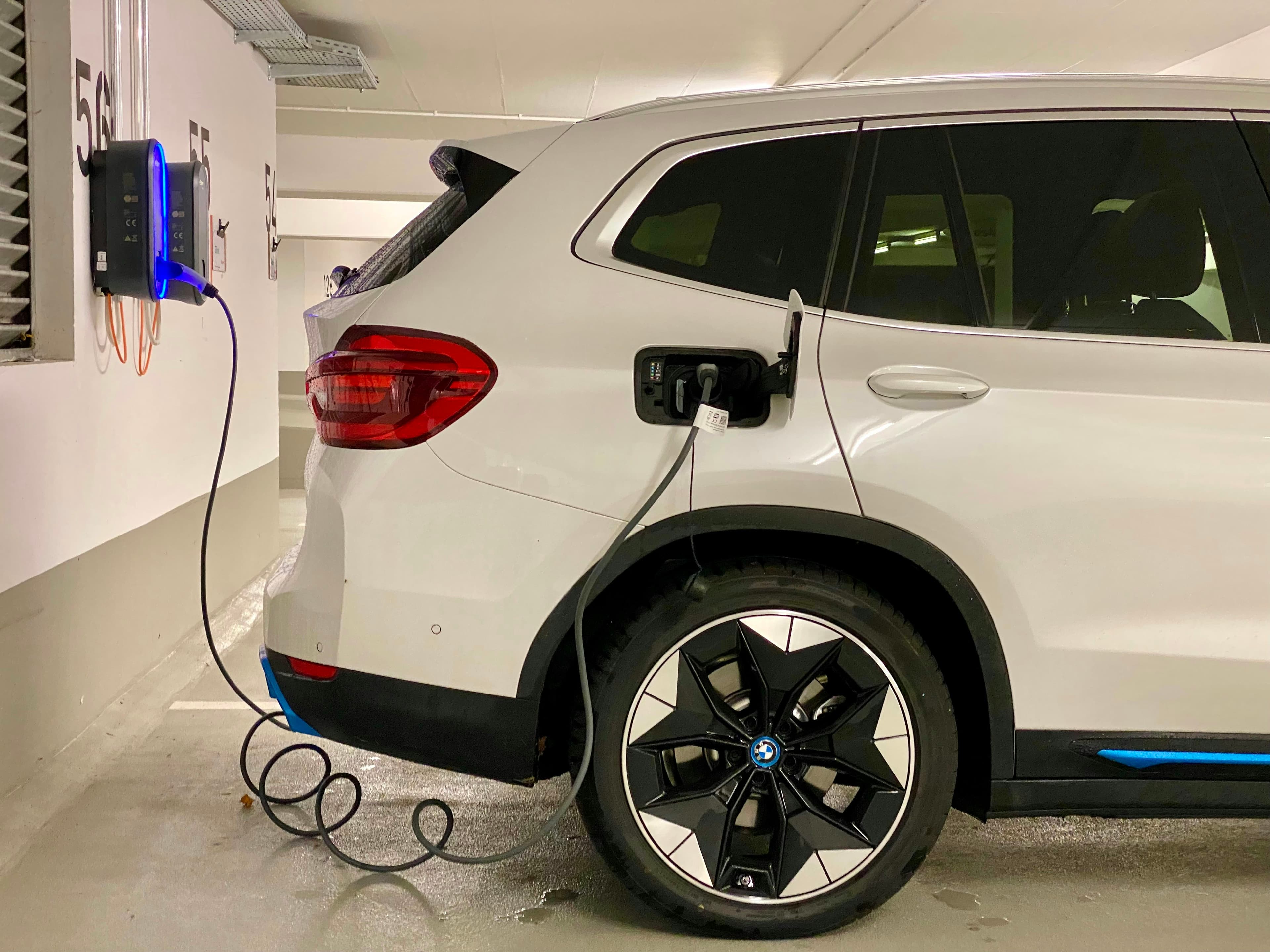 Voiture électrique branchée à une borne de recharge