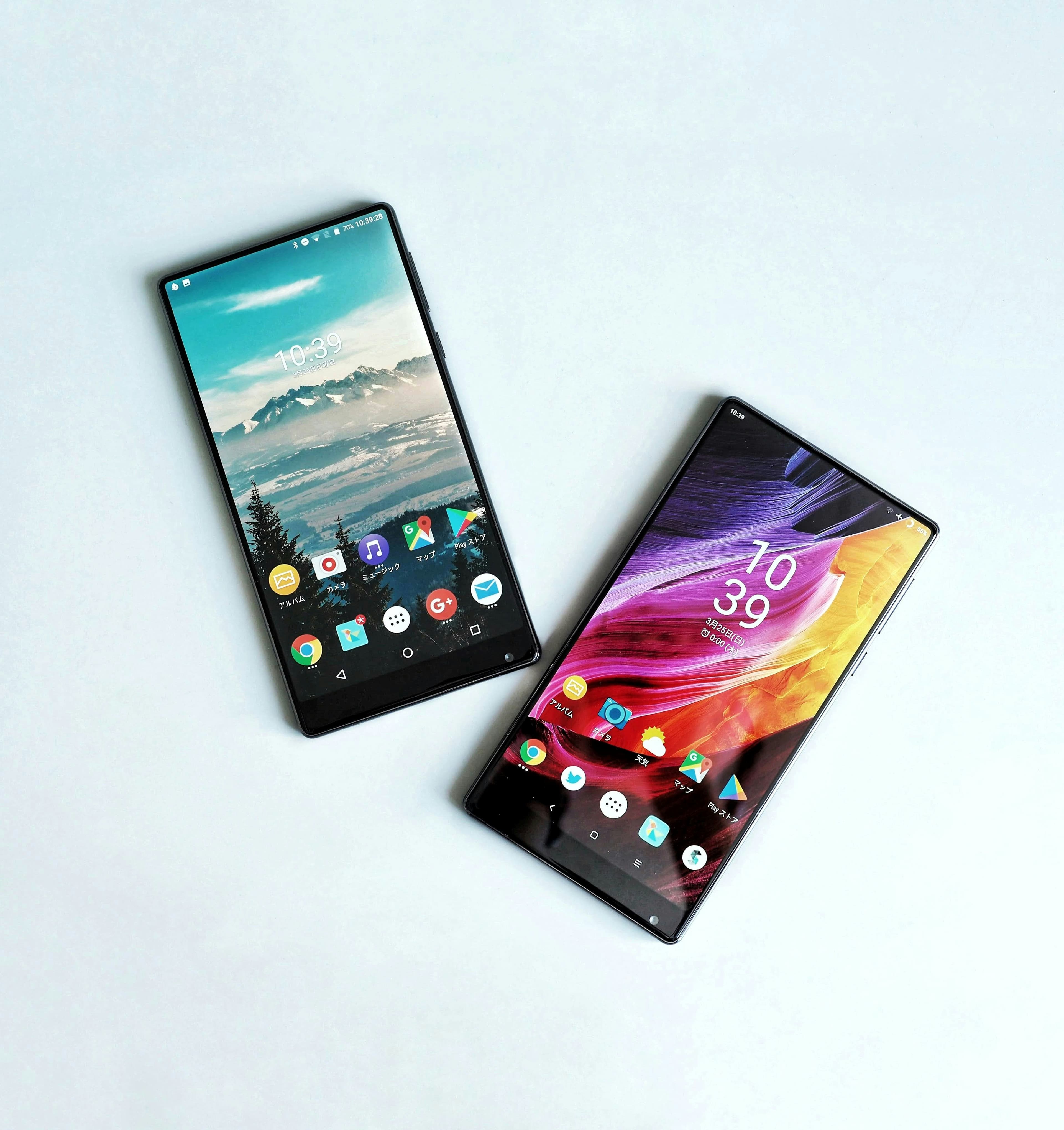 Deux smartphones posés côte à côte, écrans allumés, illustration générique de la technologie mobile