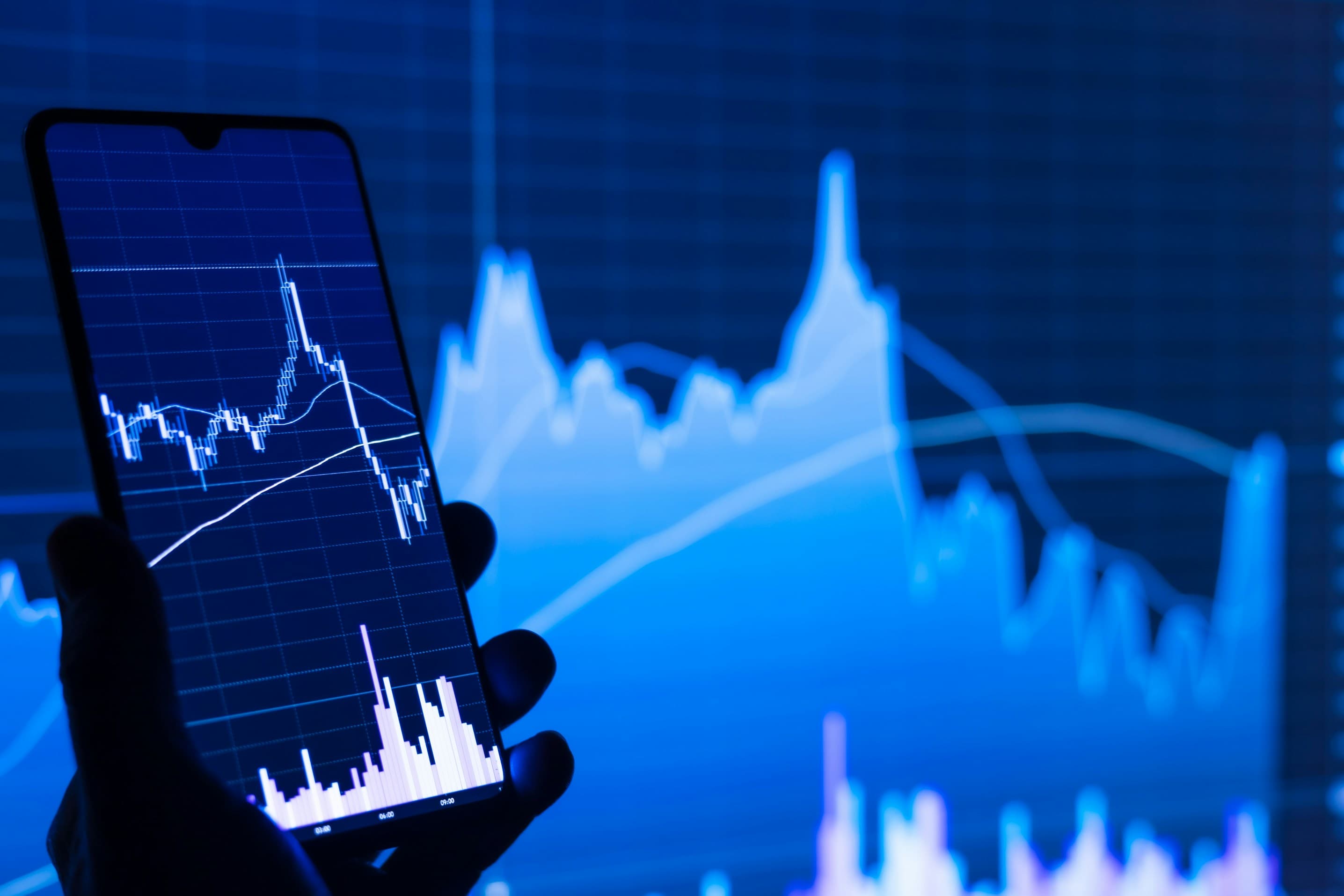 Personne consultant un graphique boursier sur son smartphone