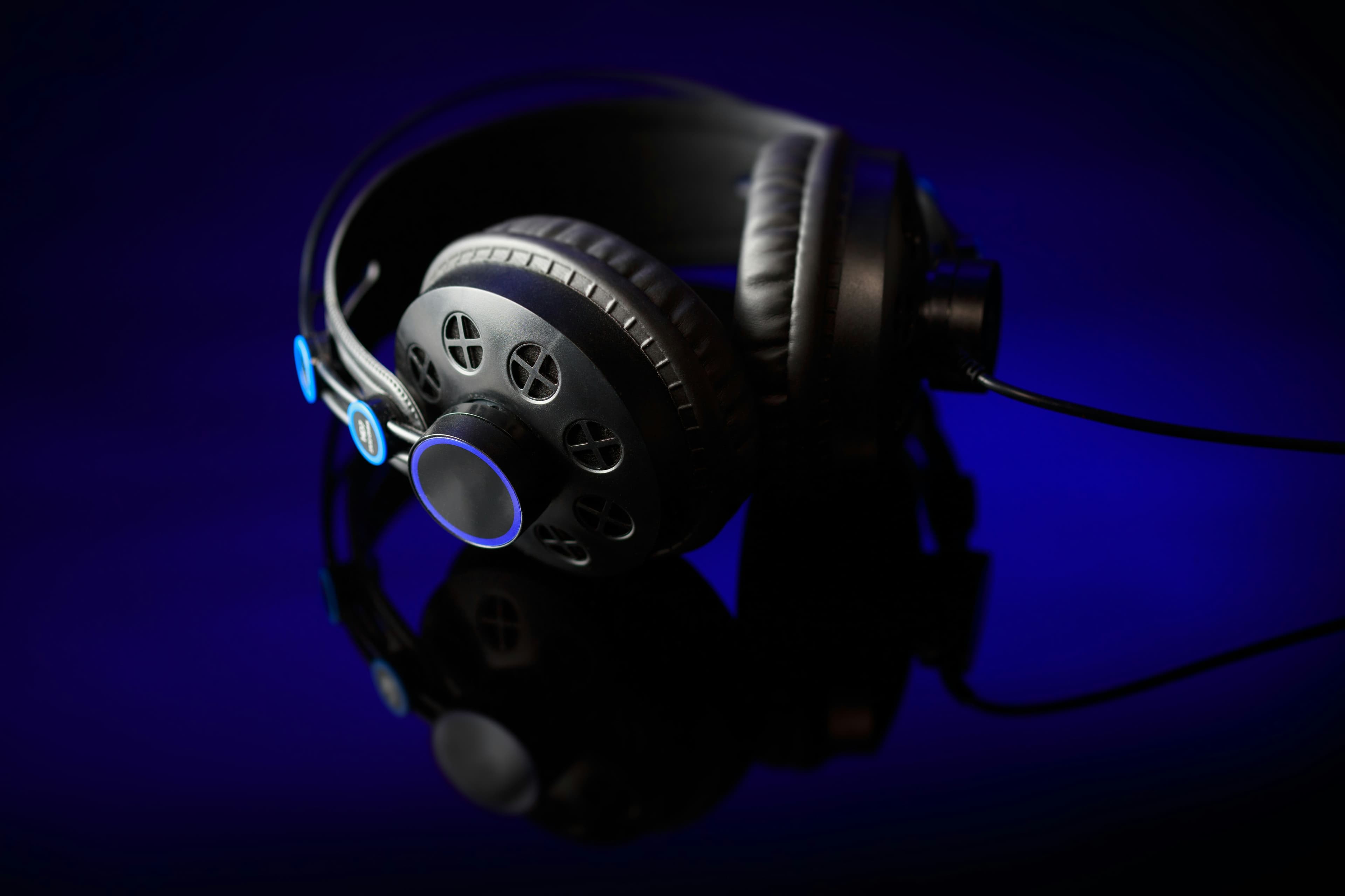 Casque de studio posé sur une surface réfléchissante